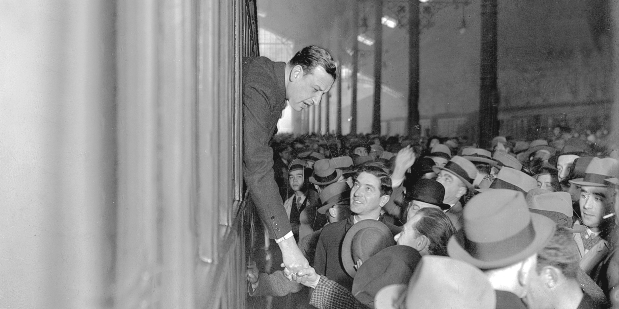 Pedro Theotónio Pereira na Estação do Rossio despede-se da multidão momentos antes de viajar para Salamanca, 18 de janeiro de 1938