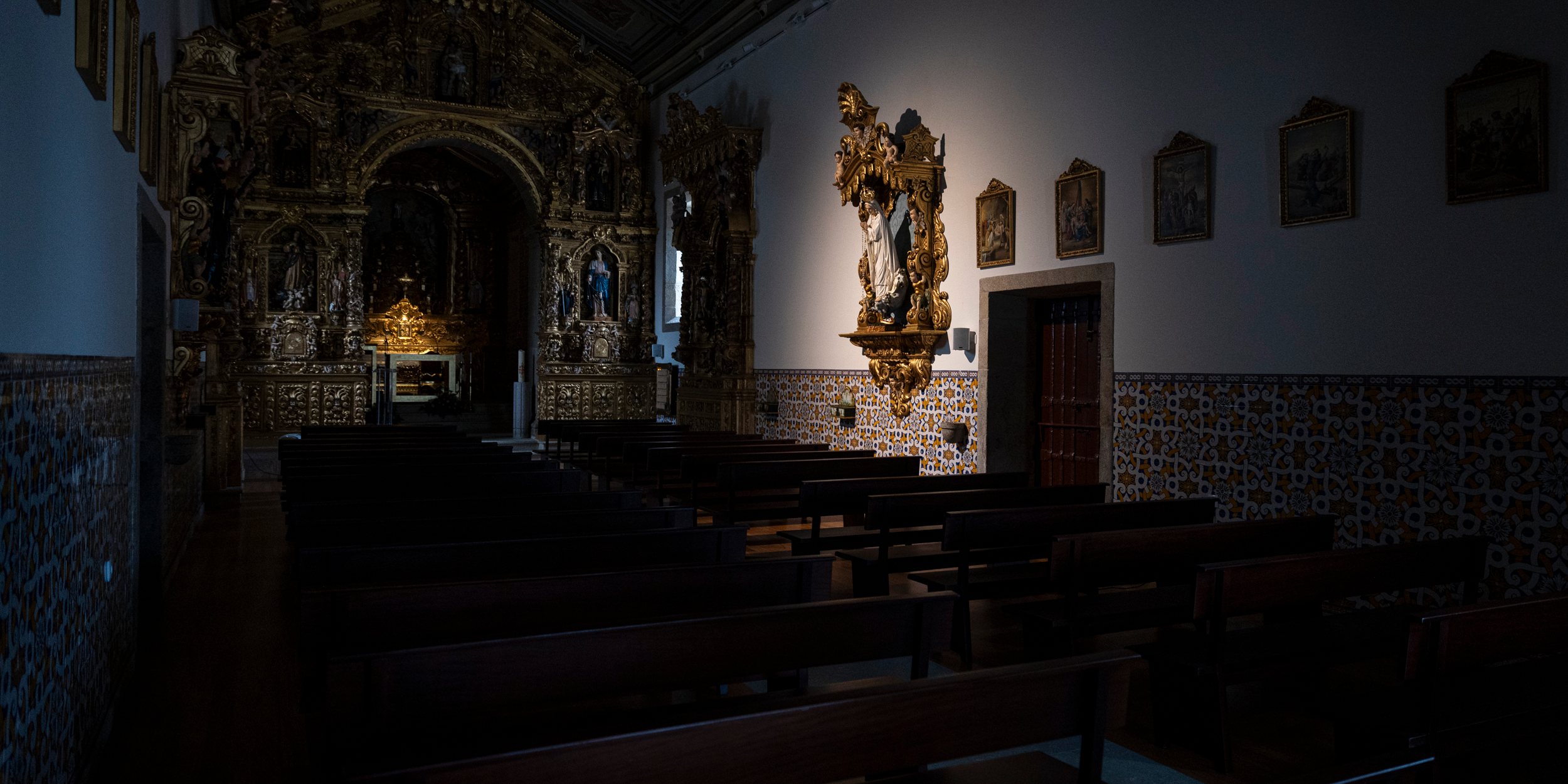 A imagem original de Nossa Senhora de Fátima, em destaque na lateral direita da igreja paroquial de Lavra, está no centro da polémica