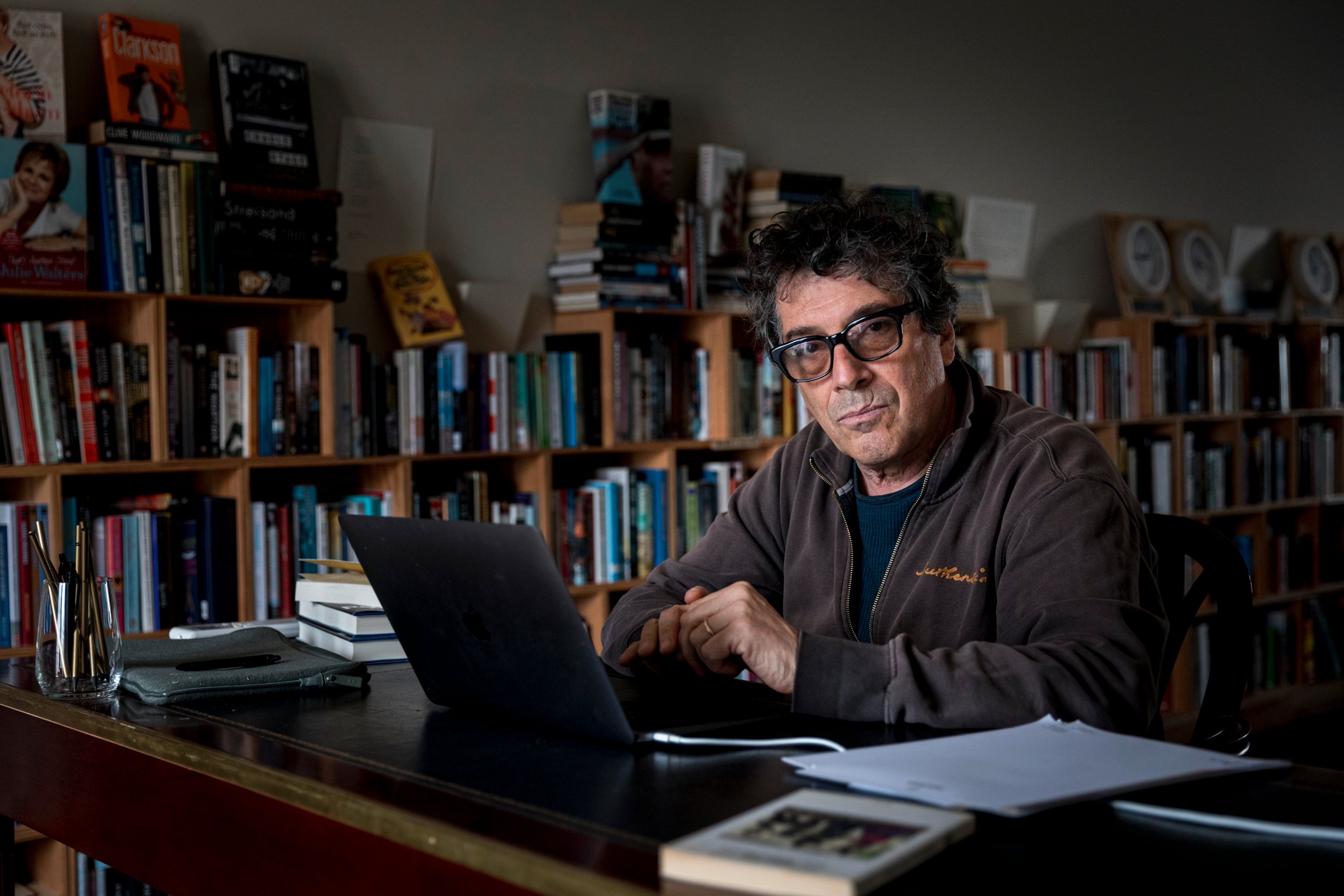 Sandro Veronesi está atualmente em Cascais, onde participa numa residência literária promovida pela Fundação D. Luís I