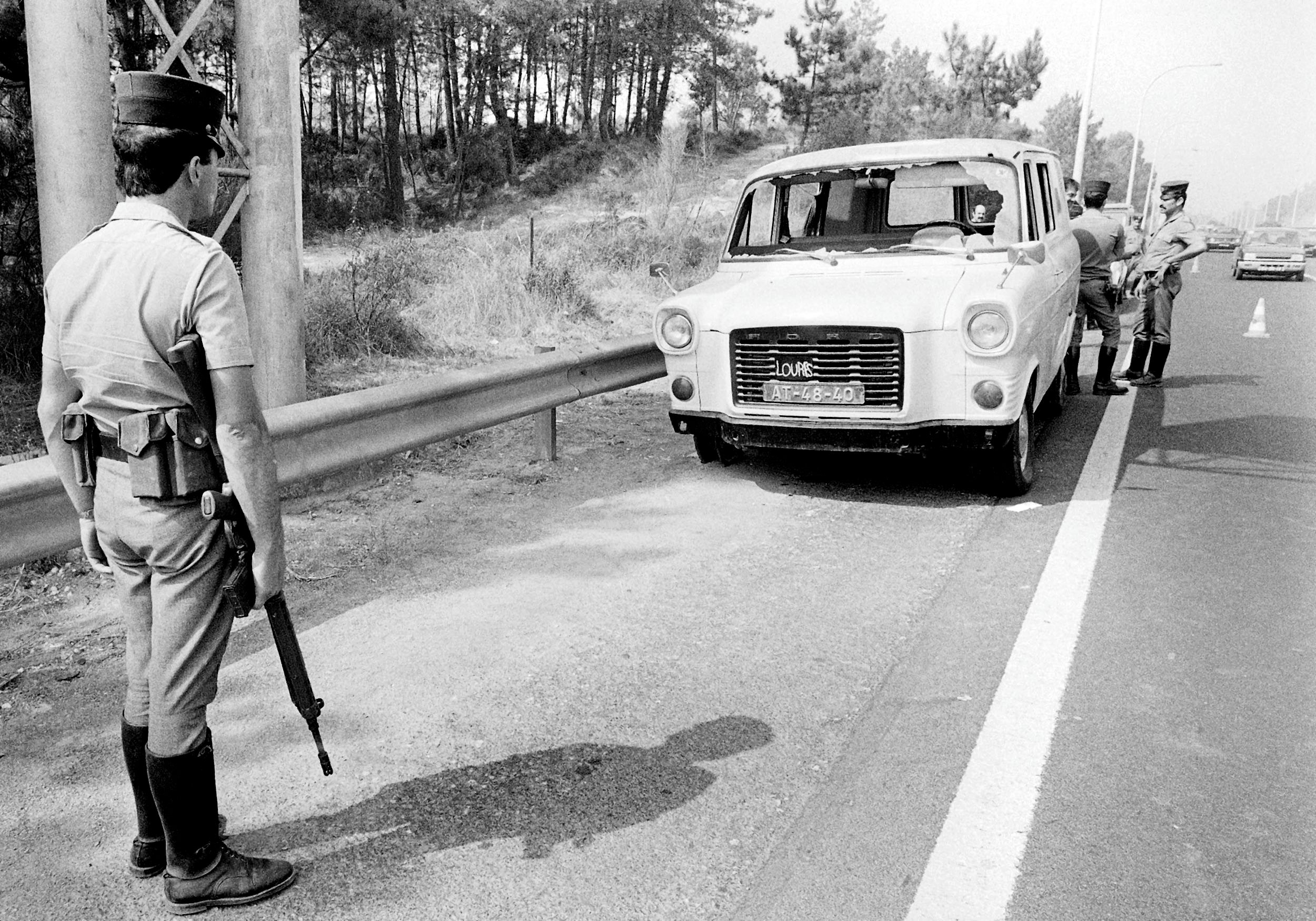 A polícia inspeciona o carro utilizado pelos militantes da FP-25, após a evasão da Cadeia de Lisboa, em Lisboa, em 21 de setembro de 1985. Esses militantes são acusados ​​de atos terroristas. ALFREDO CUNHA / LUSA