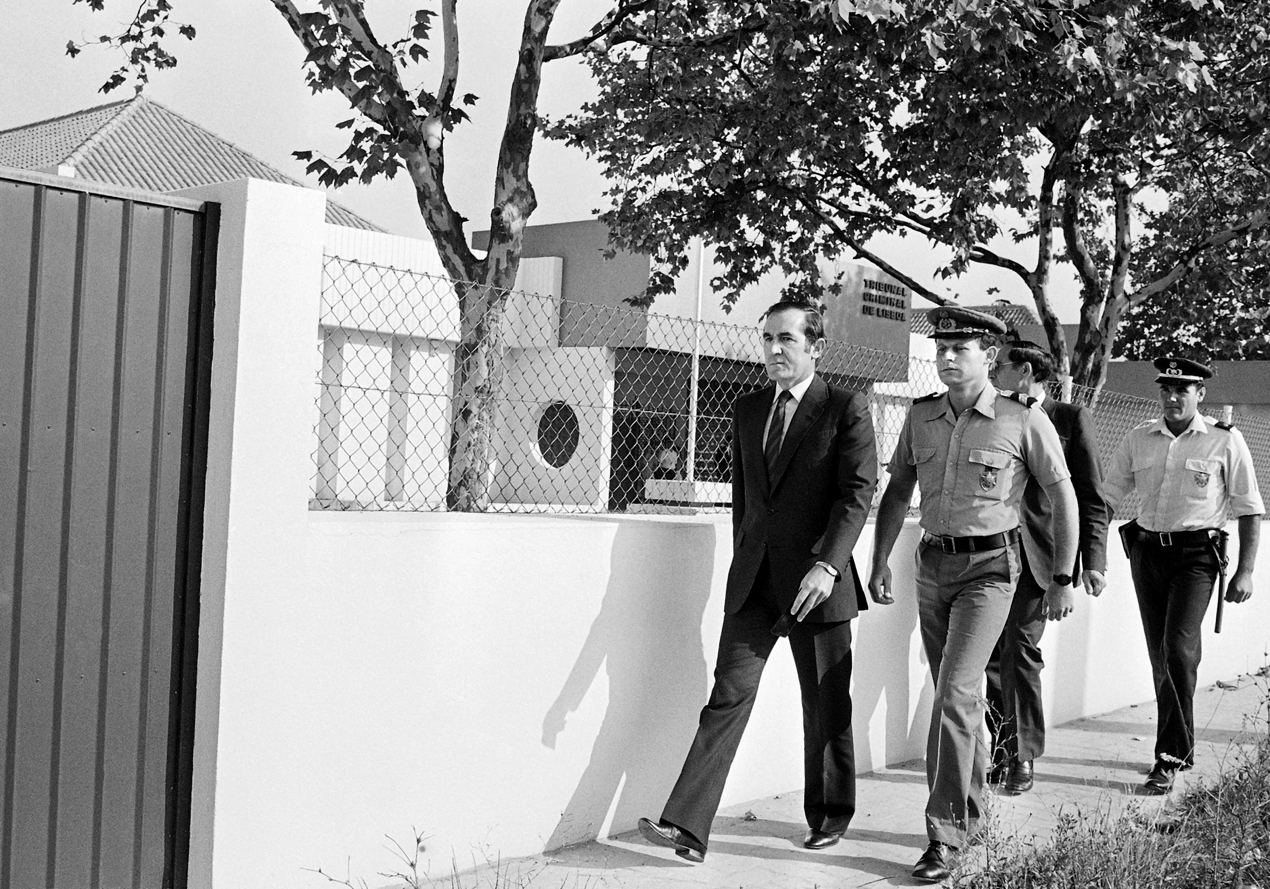 O ex-presidente da republica, Antonio Ramalho Eanes, chega ao tribunal de Monsanto para prestar declarações no processo das FP-25, em Lisboa a 3 de Outubro de 1986. GUILHERME VENÂNCIO/LUSA