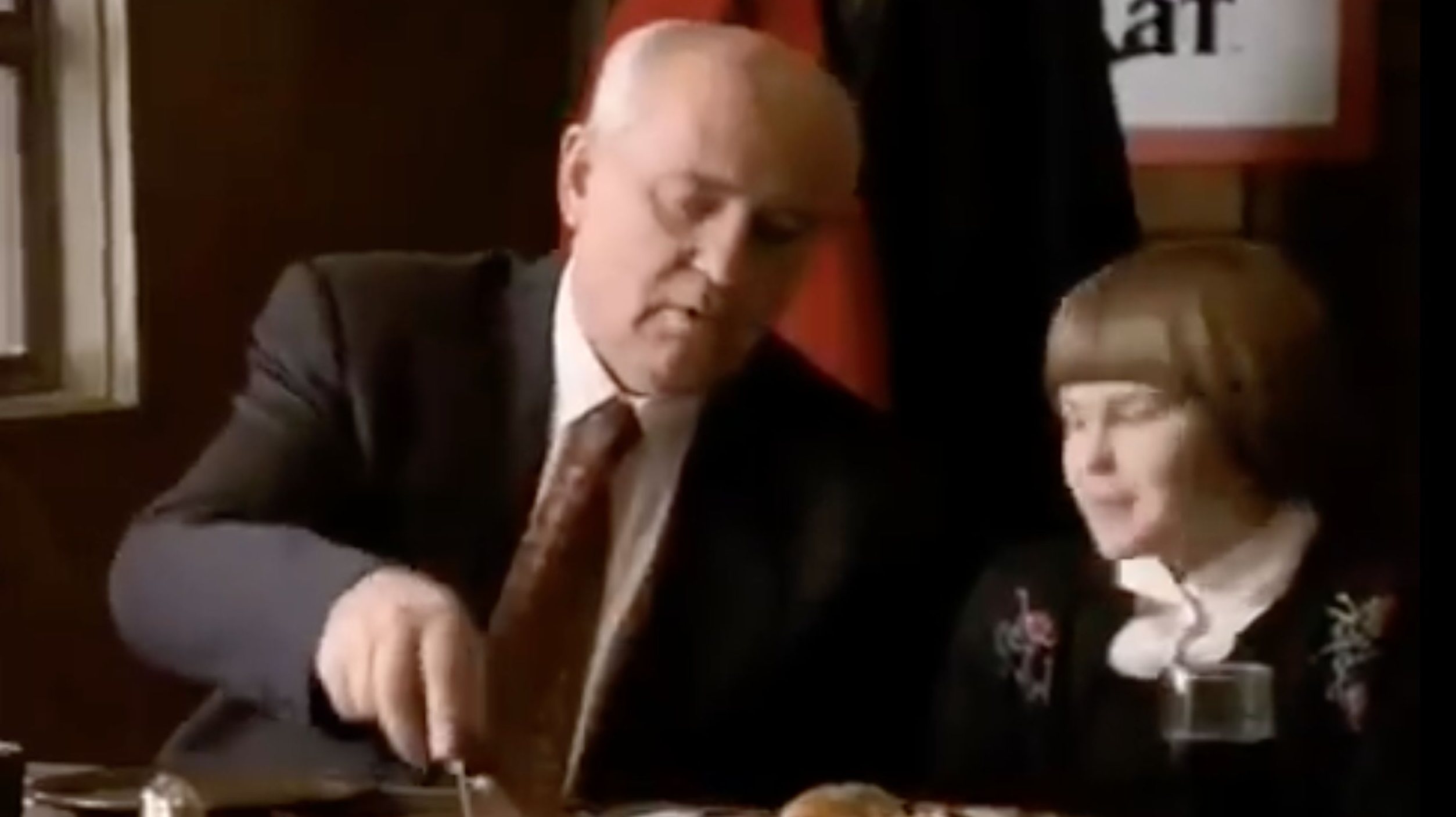 Mikhail Gorbachev com a neta, Anastasia Virganskaya, no anúncio da Pizza Hut em 1998