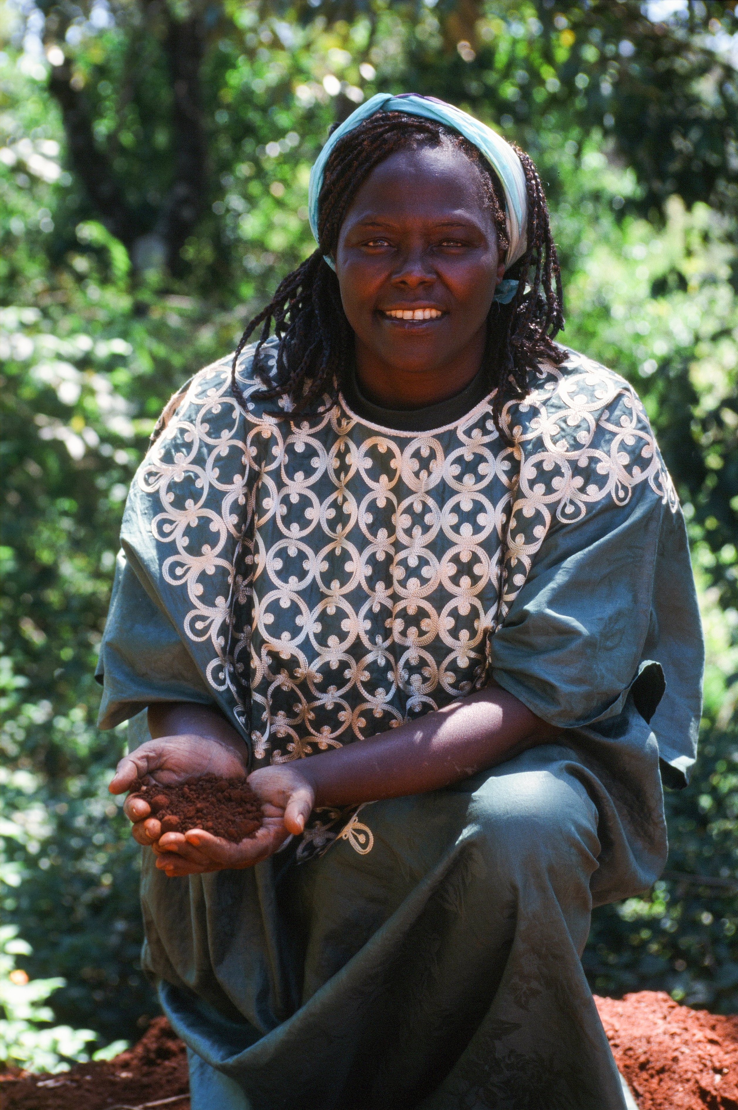 Wangari Maathai, ativista política e ambiental do Quénia, a primeira mulher africana a receber um Prémio Nobel da Paz