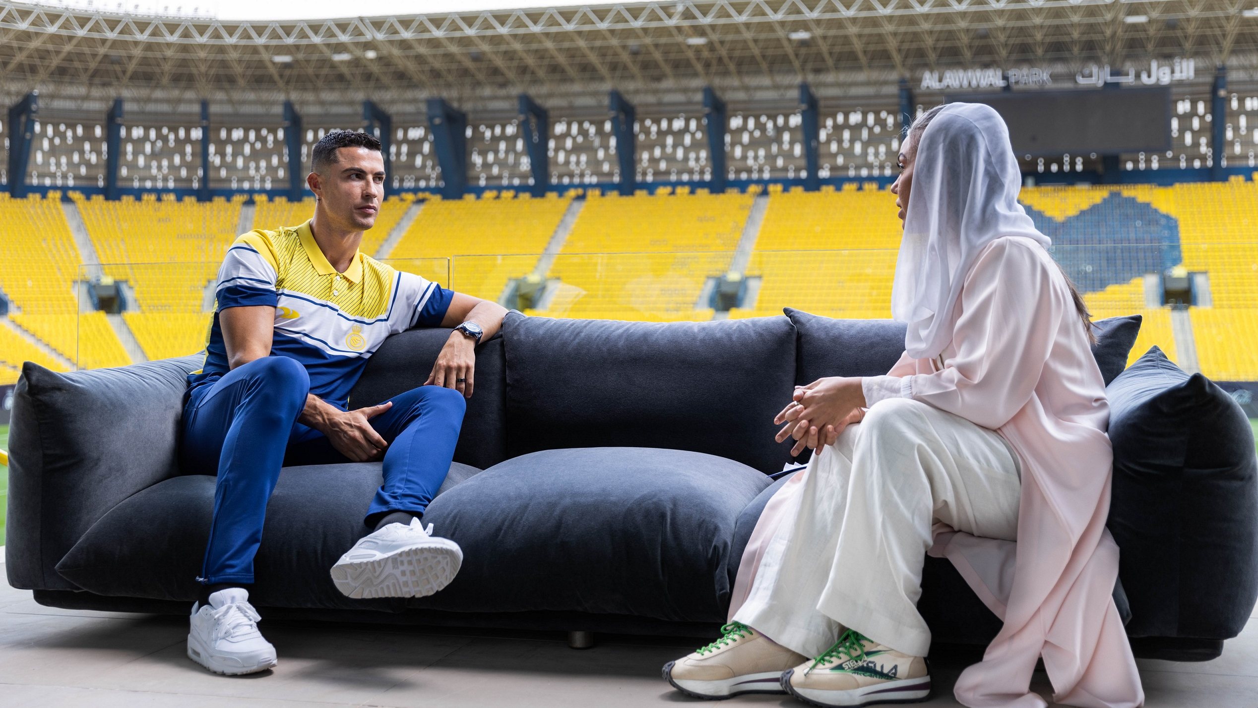 Ronaldo deu uma entrevista aos meios da Liga saudita em pleno relvado da sua casa, o estádio do Al Nassr