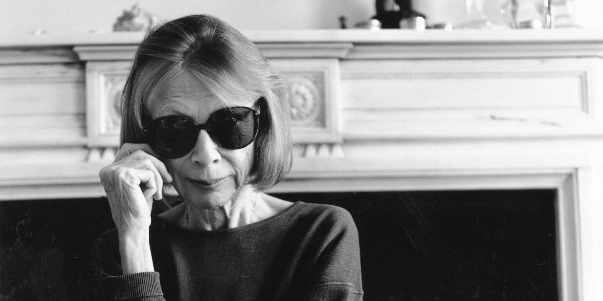 Joan Didion nasceu a 5 de dezembro de 1934 em Sacramento, na Califórnia. Tem 86 anos e não escreve há 10