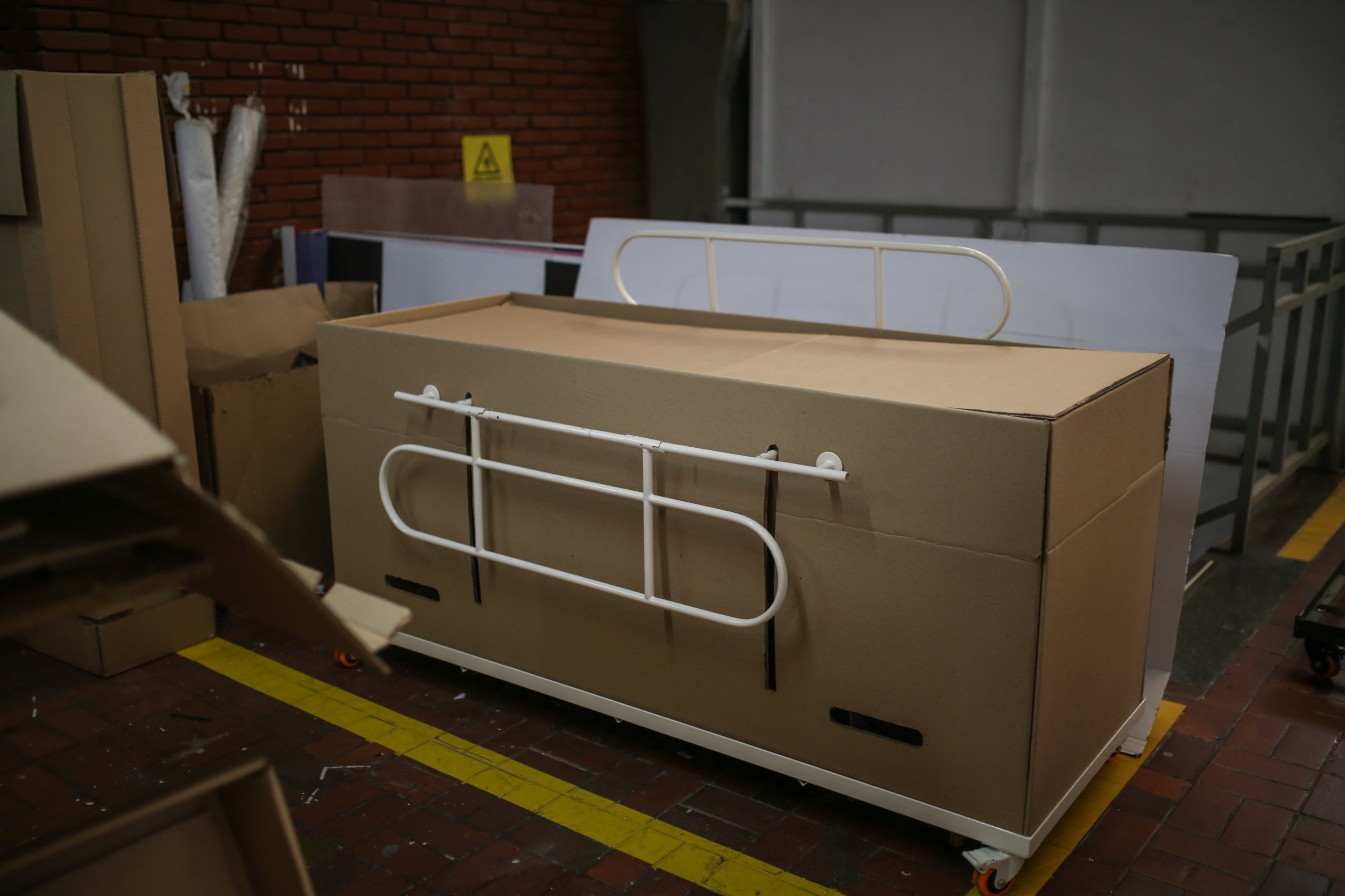 Colombia: A factory design cardboard hospital beds that become coffins on COVID-19 pandemic