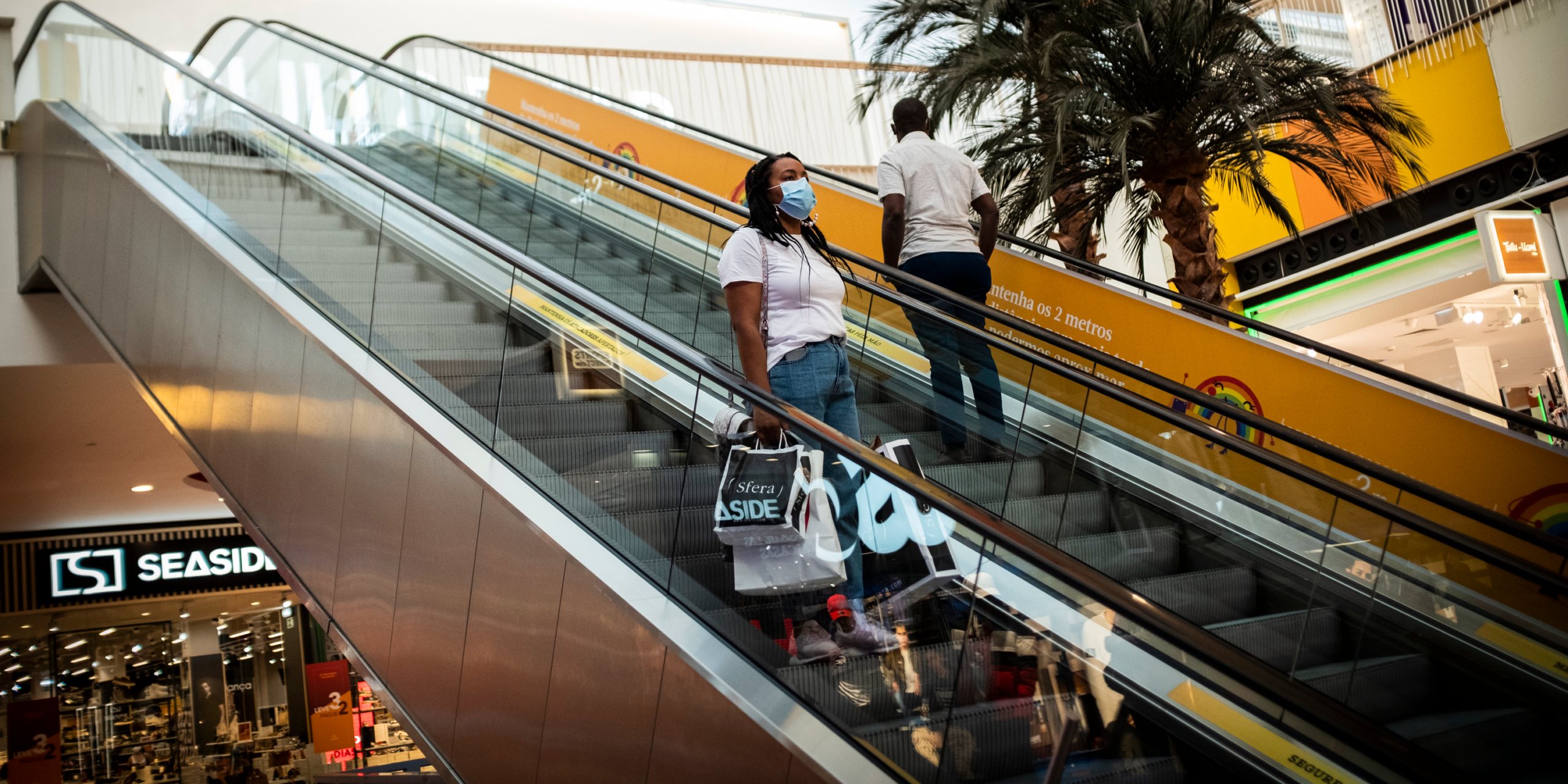 O ajuste de mecanismos para reduzir a velocidades das escadas rolantes é uma das medidas de poupança propostas pelos centros comerciais.