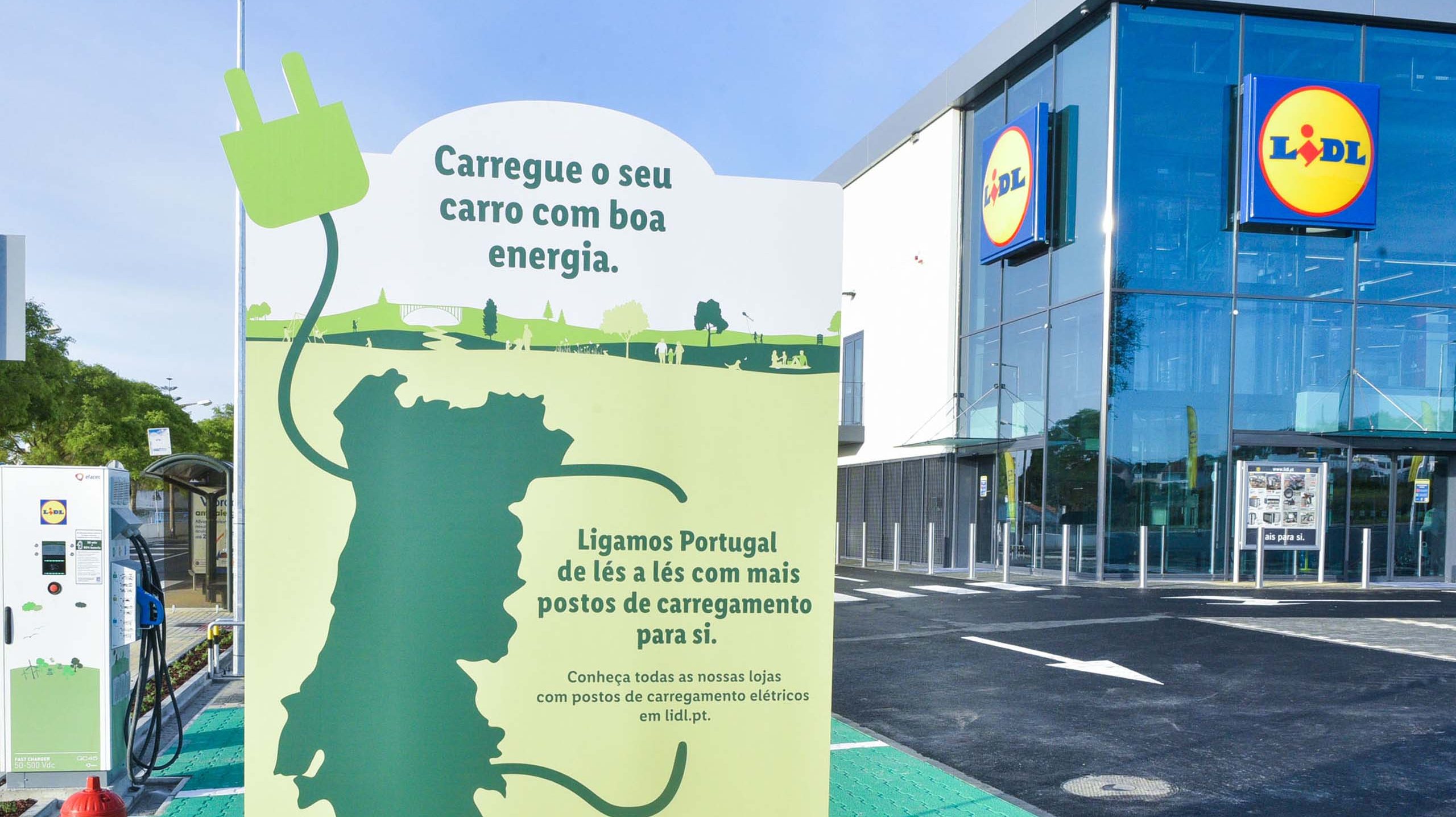 A cadeia de retalho, que possui mais de 260 lojas em Portugal, vai equipar uma centena com postos de carregamento para veículos eléctricos