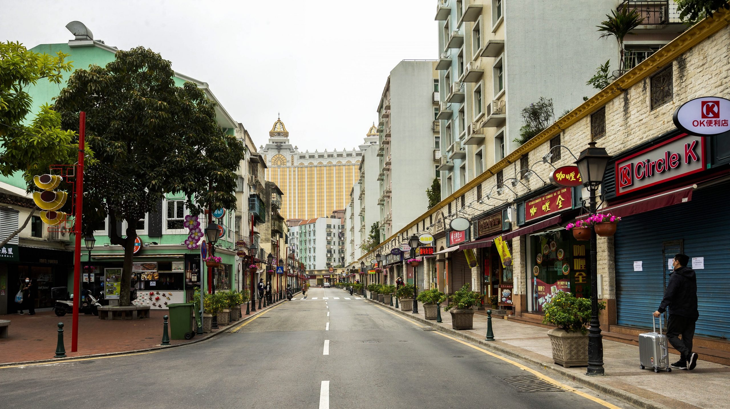 Vários crimes violentos como o sequestro e o tráfico de droga estão ligados ao negócio do jogo, que atrai milhões de pessoas todos os anos a Macau