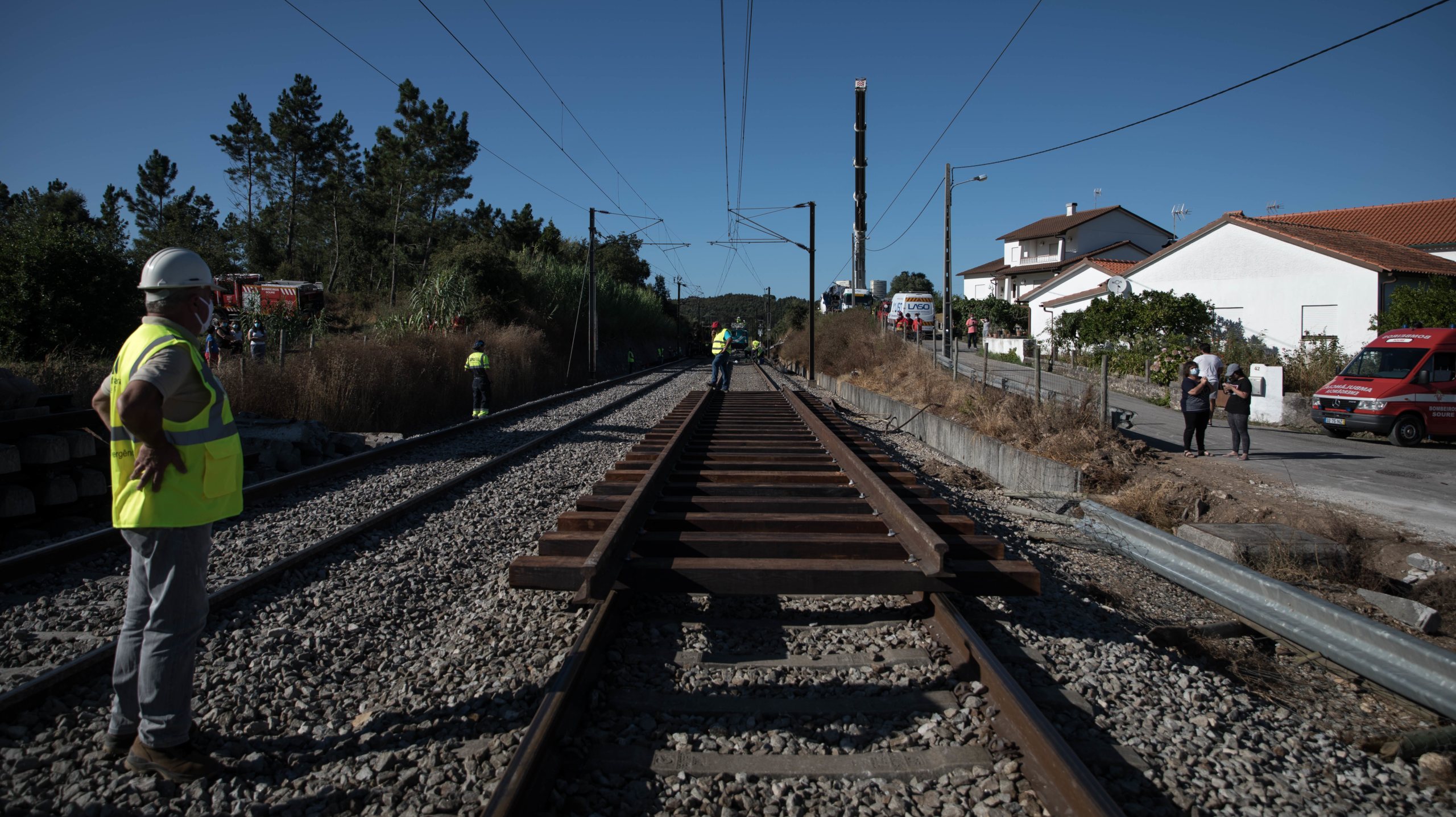 O comboio seguia no sentido sul-norte com destino a Braga e o descarrilamento deu-se após o Alfa Pendular abalroar um VCC
