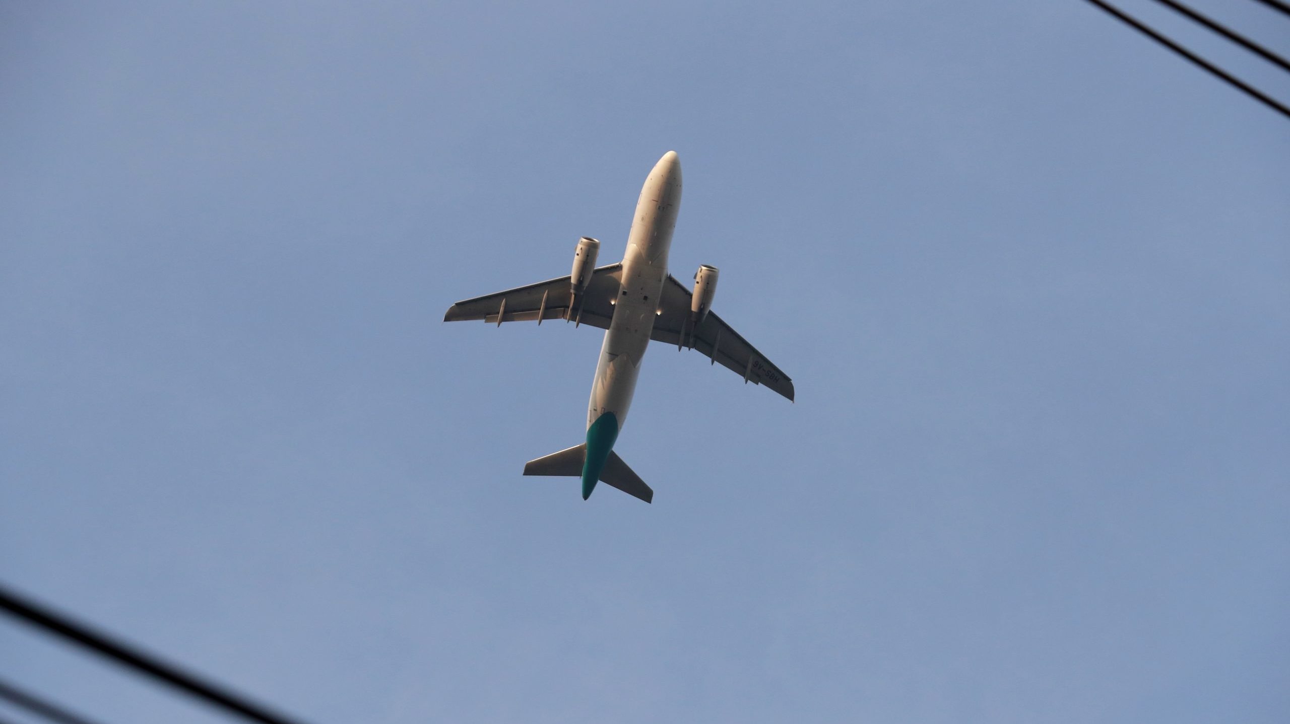 A taxa incide sobre títulos de transporte aéreo comercial de passageiros com partida dos aeroportos e aeródromos situados em território português