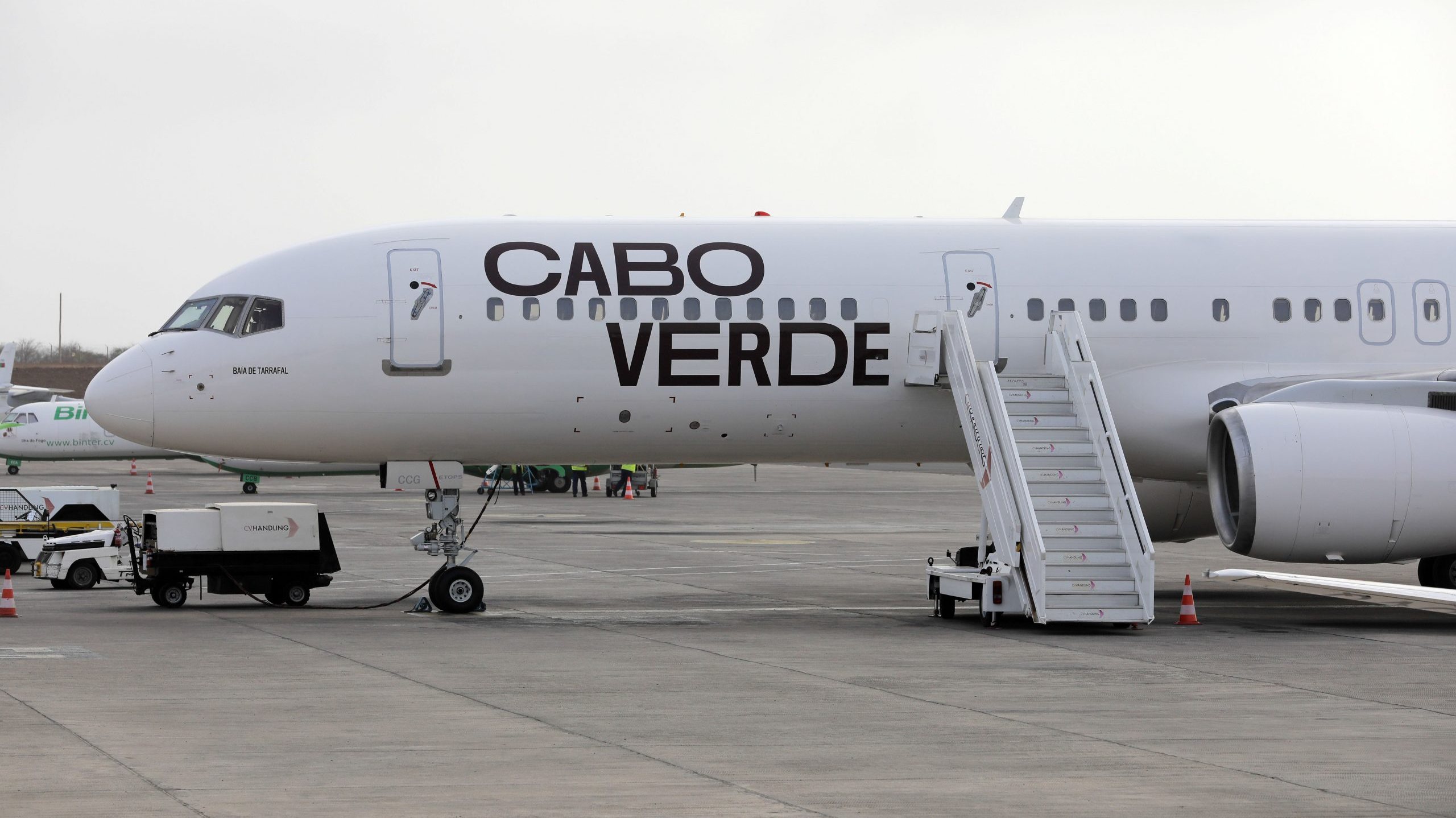 Avião da companhia de Cabo Verde no aeroporto Nelson Mandela na Cidade da Praia, 14 de junho de 2019. ANTÓNIO COTRIM/LUSA