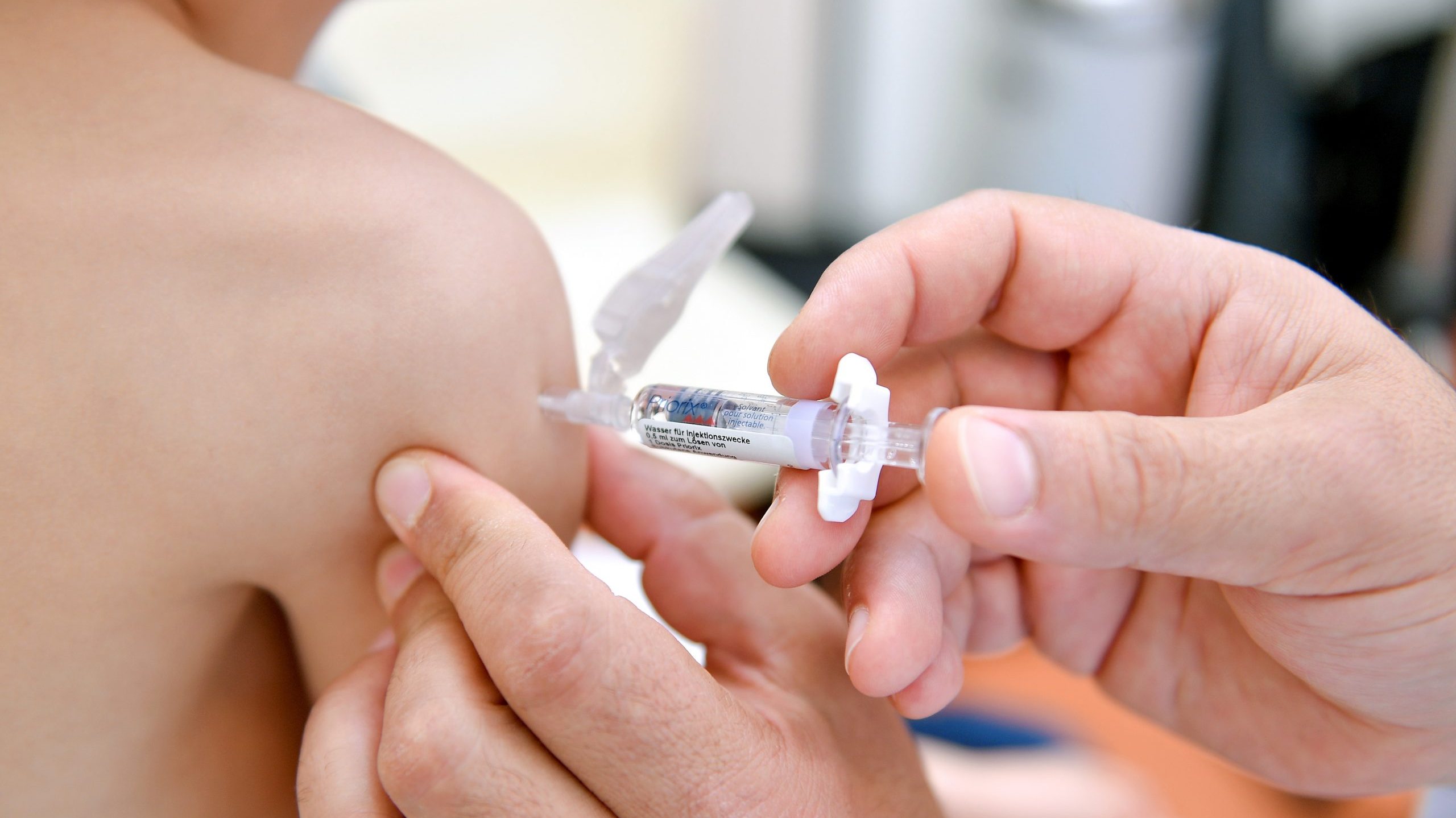 Administração de uma vacina contra a meningite C