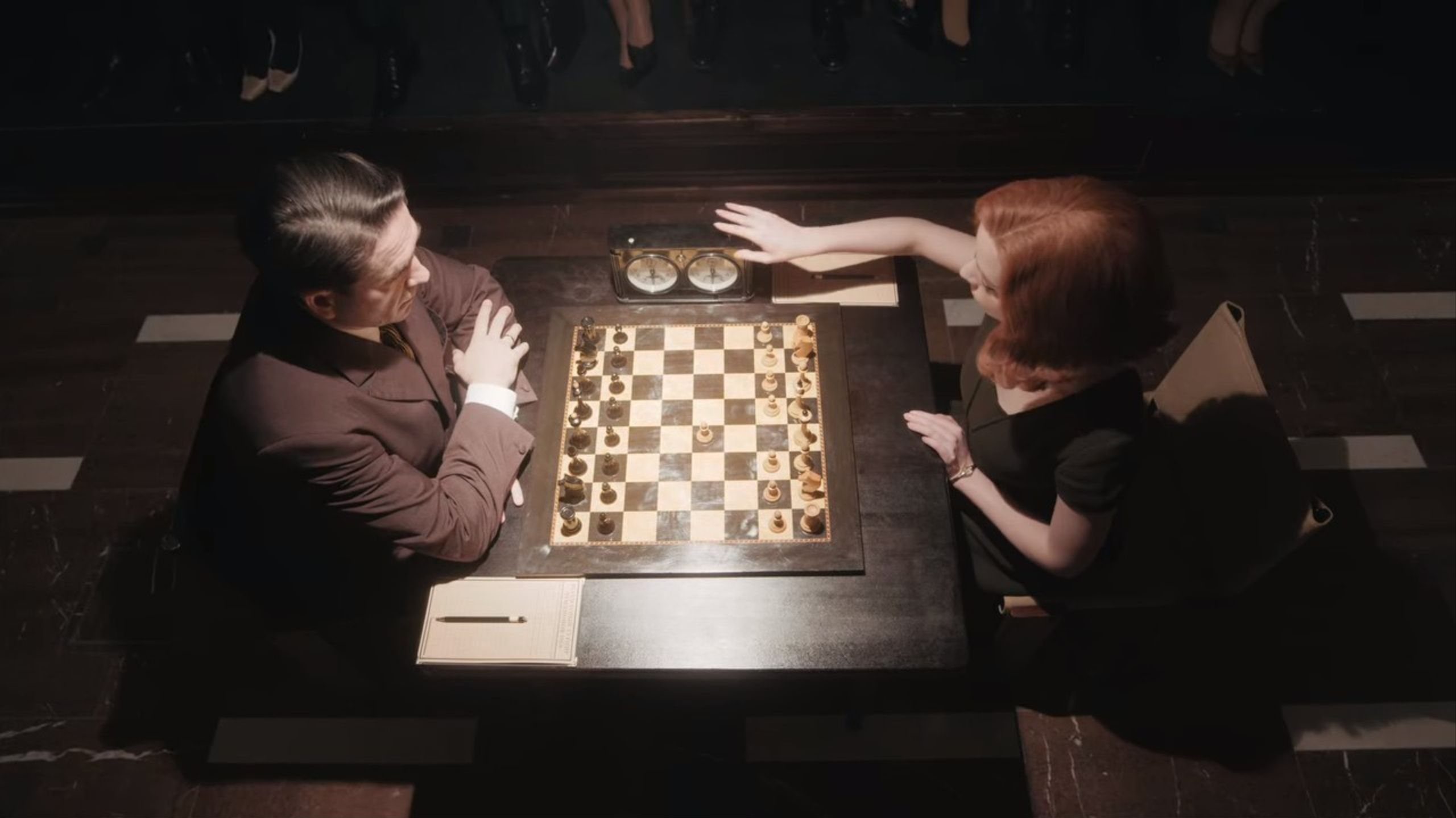 На шахматной доске поставили 5. Ход королевы шахматистка. Каспаров шахматист ход королевы.