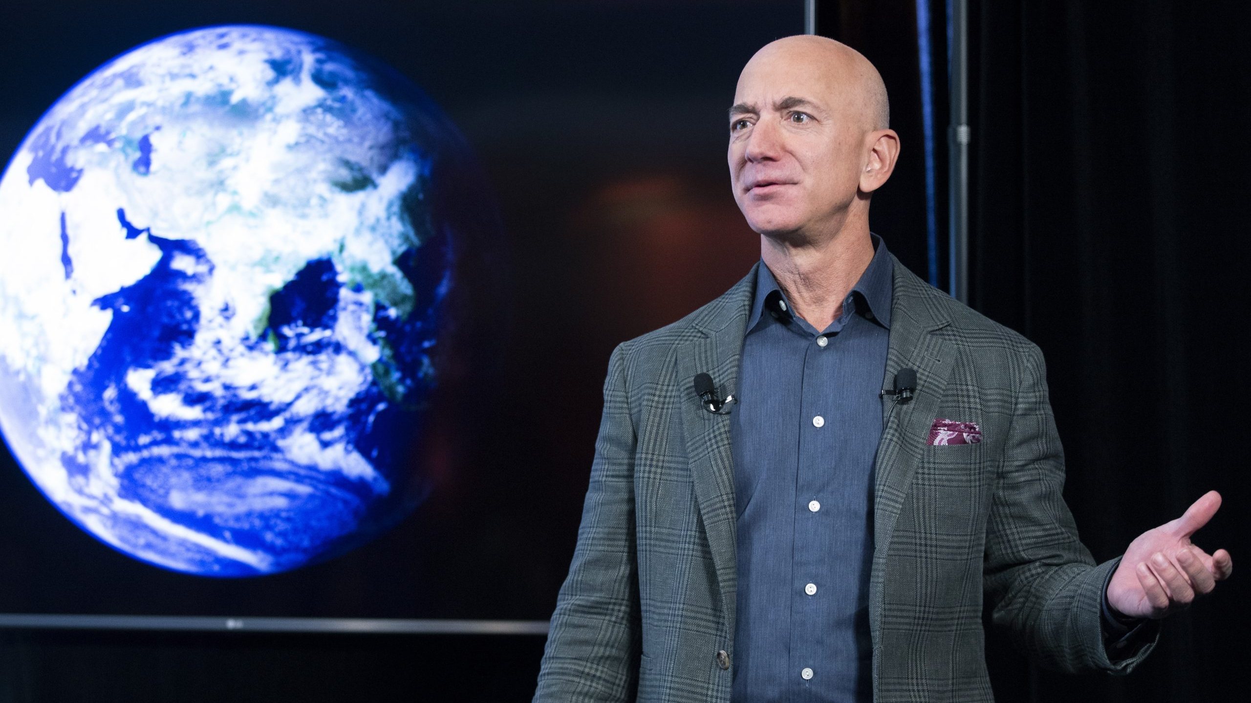 Jeff Bezos, que fundou a Amazon em 1994, acumula uma fortuna pessoal de 185 mil milhões de dólares