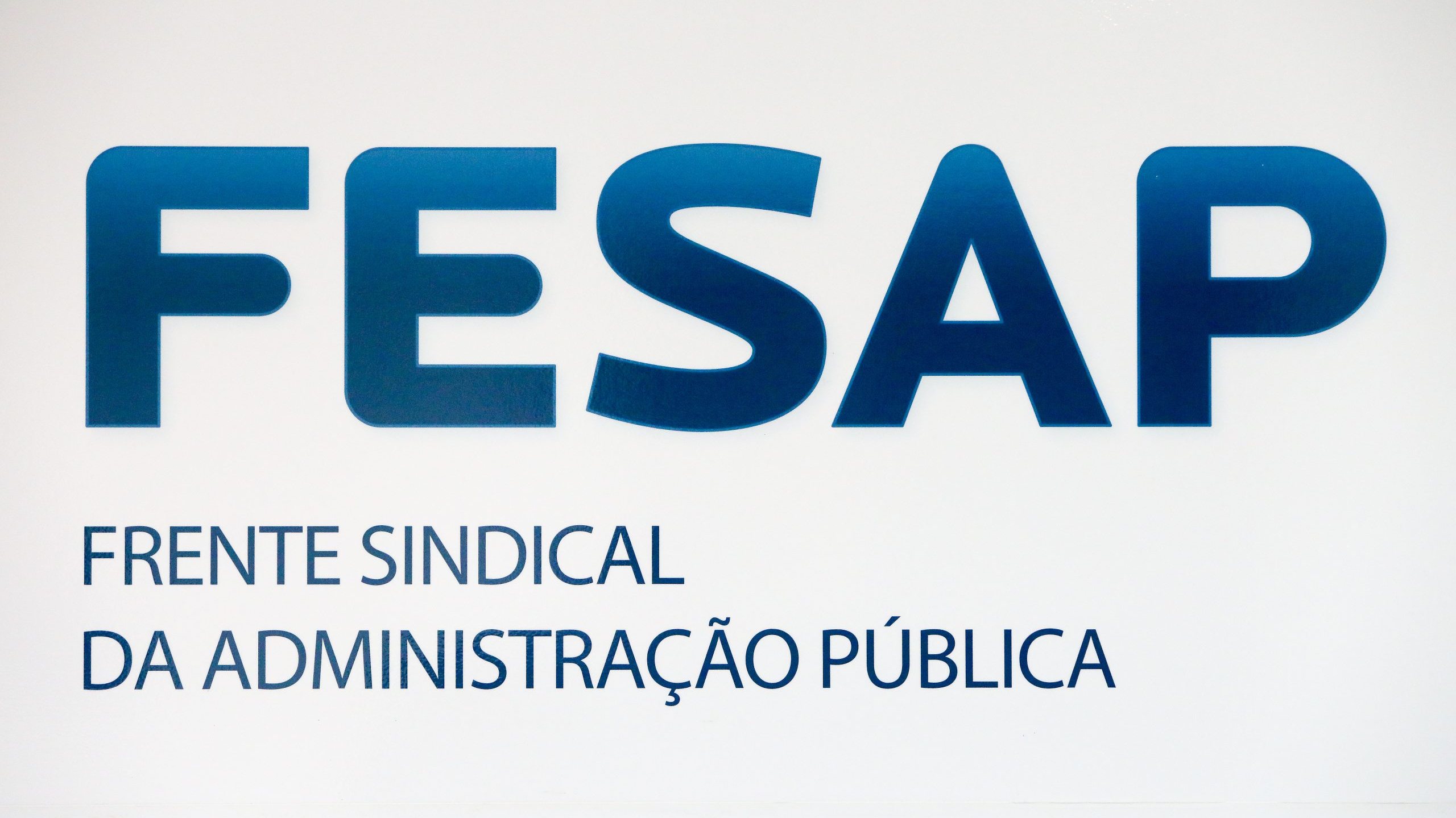 Para o Ano Novo o Governo decidiu aplicar medidas restritivas a todos os concelhos de Portugal continental, mais &quot;apertadas&quot; do que no Natal