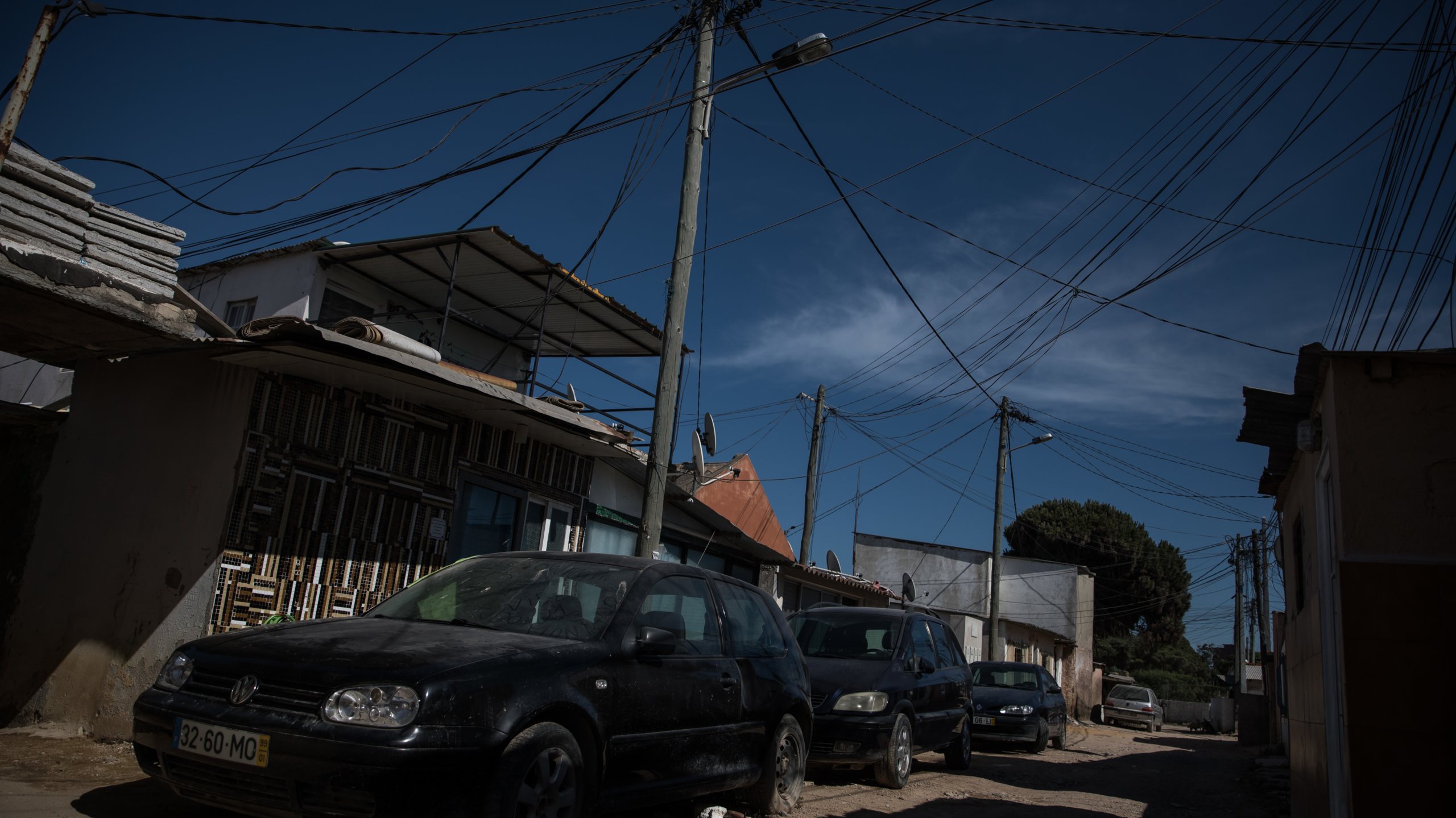 O 2.º Torrão, na freguesia da Trafaria, é um bairro precário do concelho de Almada, distrito de Setúbal, com mais de três mil pessoas, que há cerca de 40 anos se começou a formar ilegalmente, uma condição que se mantém, assim como as carências habitacionais