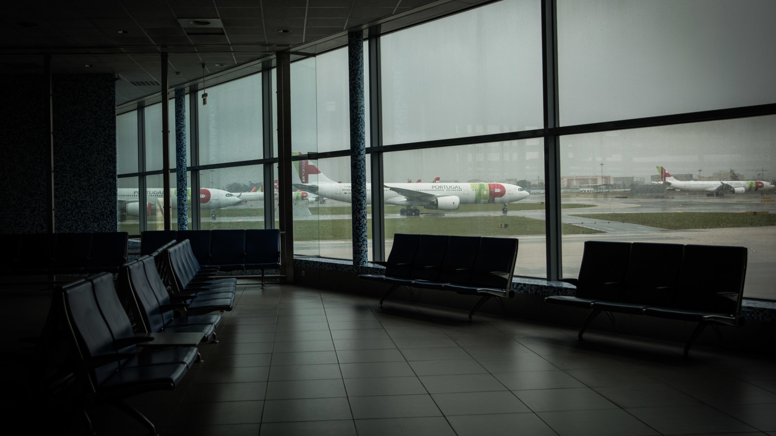 As medidas restritivas do tráfego aéreo incluem a suspensão de todos os voos com origem e destino no Brasil e no Reino Unido
