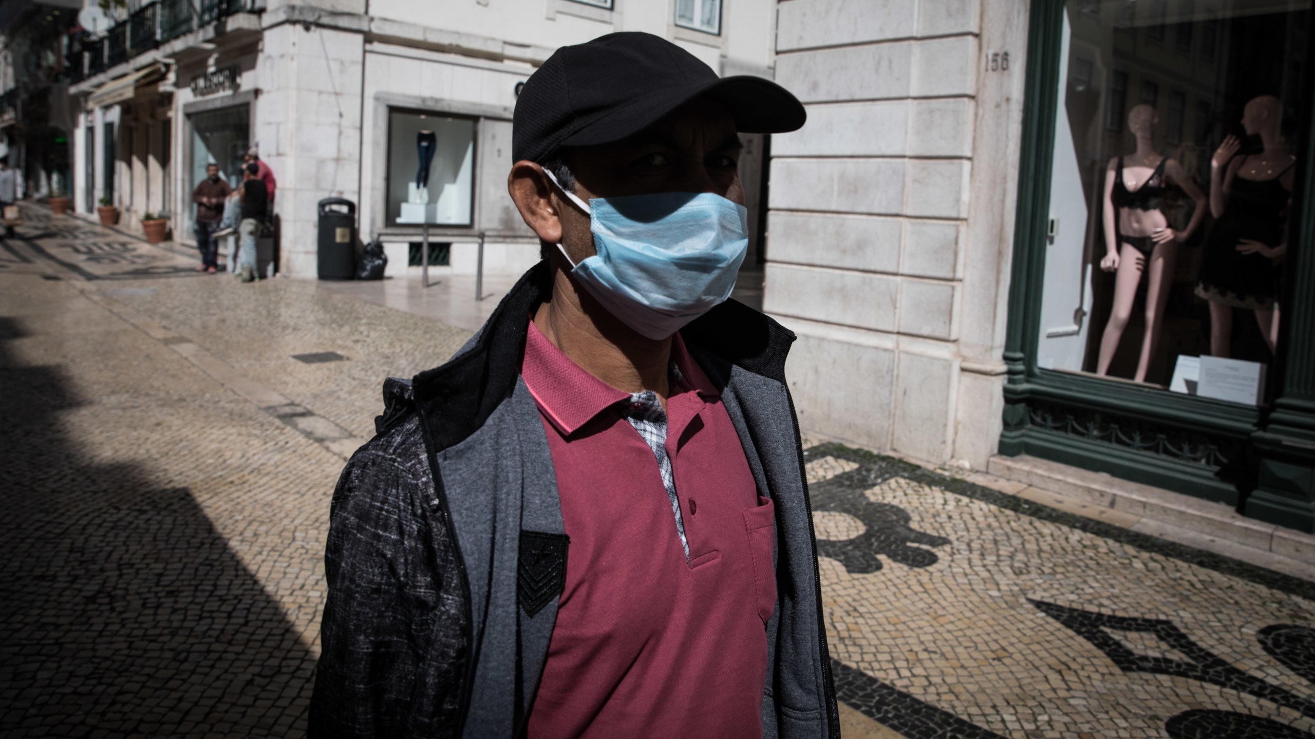 O projeto-lei que impõe o uso obrigatório de máscara em espaços públicos e prevê coimas entre os 100 e os 500 euros