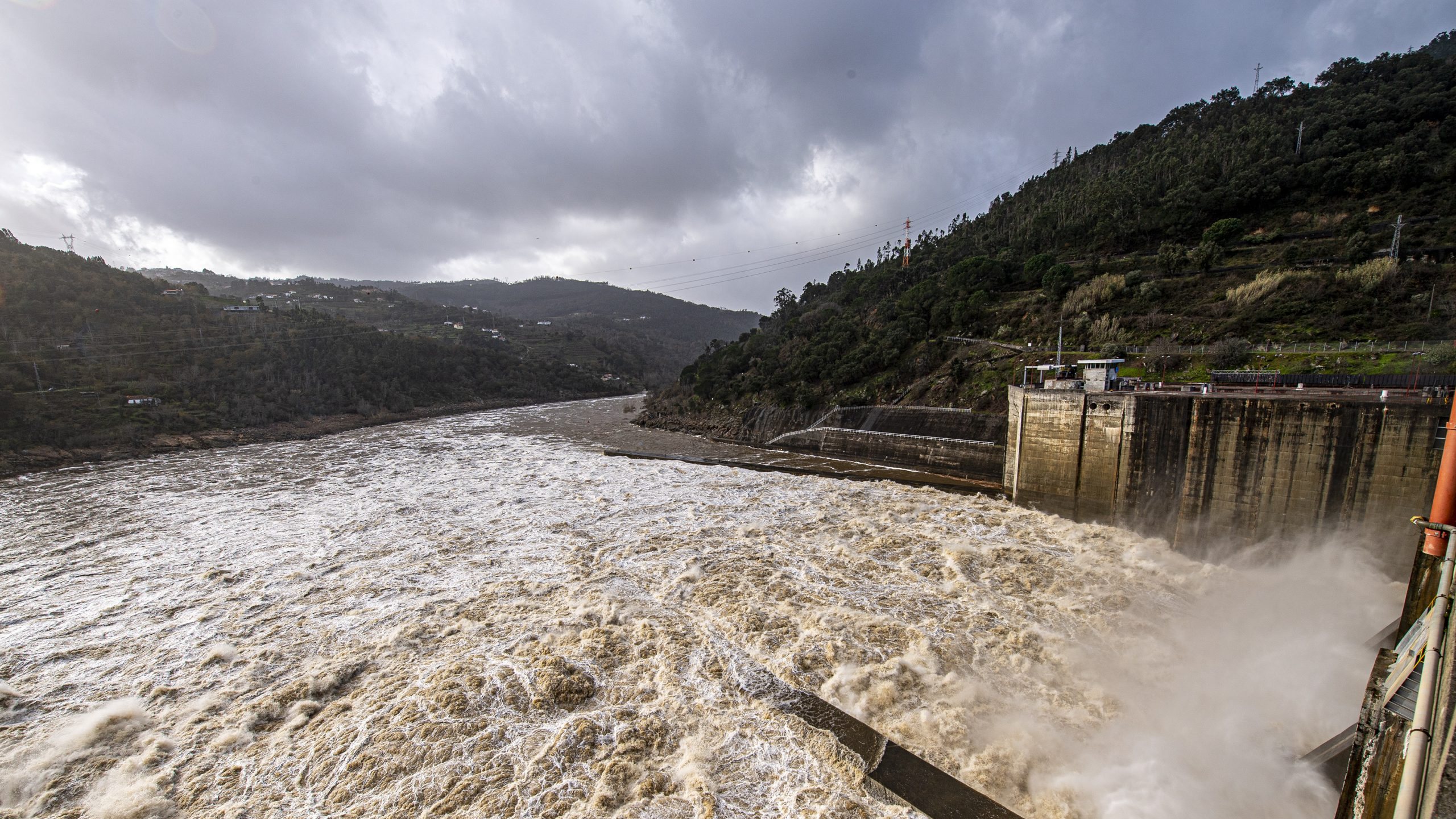 Em dezembro, a forte precipitação que se fez sentir fez aumentar o índice de produção hidroelétrica para 1,67.