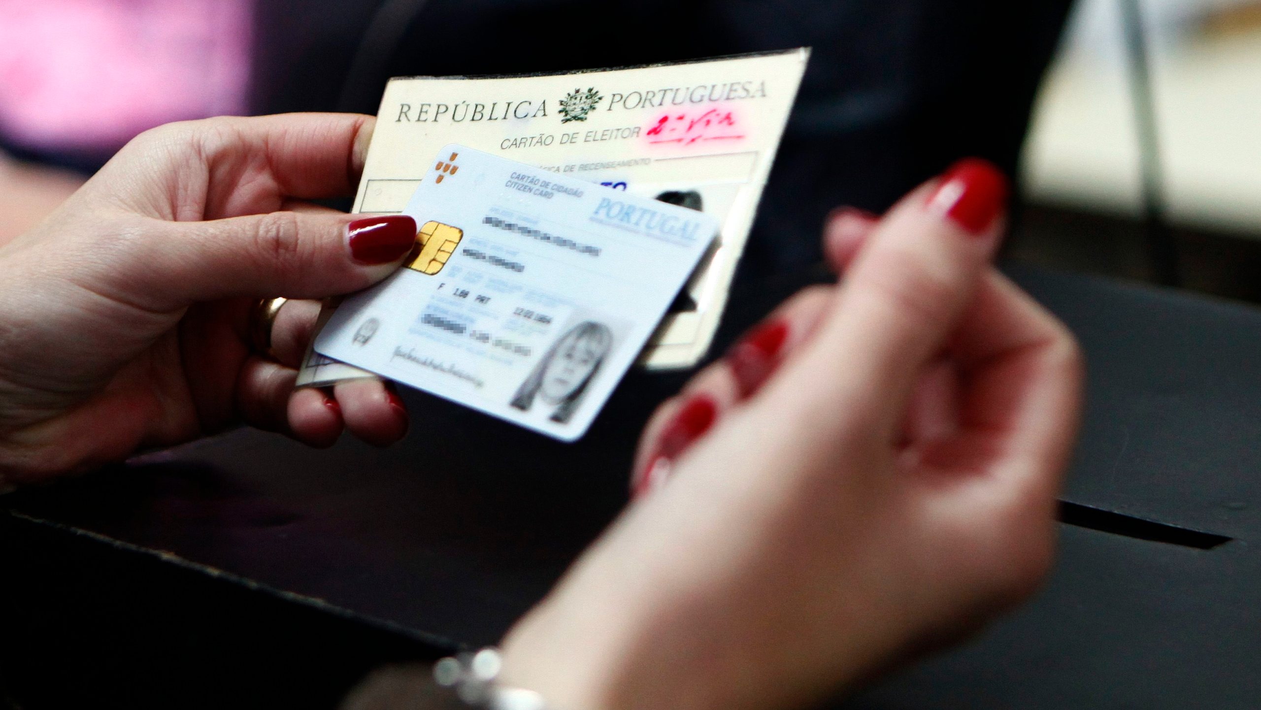 Um eleitor com o cartão de cidadão e cartão de eleitor aguarda boletim de voto para votar nas Eleições Presidenciais 2011, em Lisboa, 23 de janeiro de 2011. JOAO RELVAS/LUSA