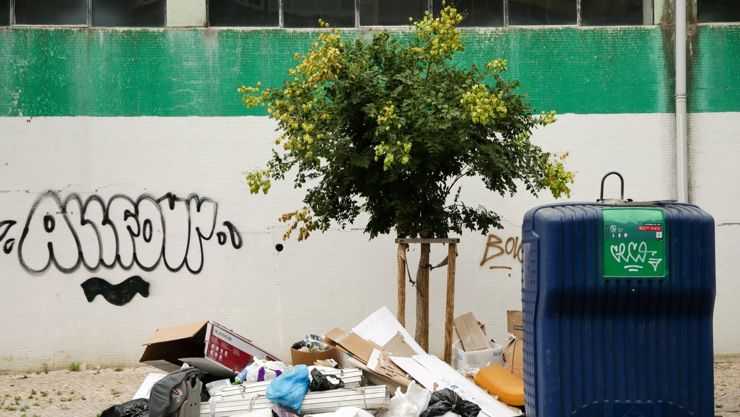 Lixo acumulado nas ruas de Lisboa