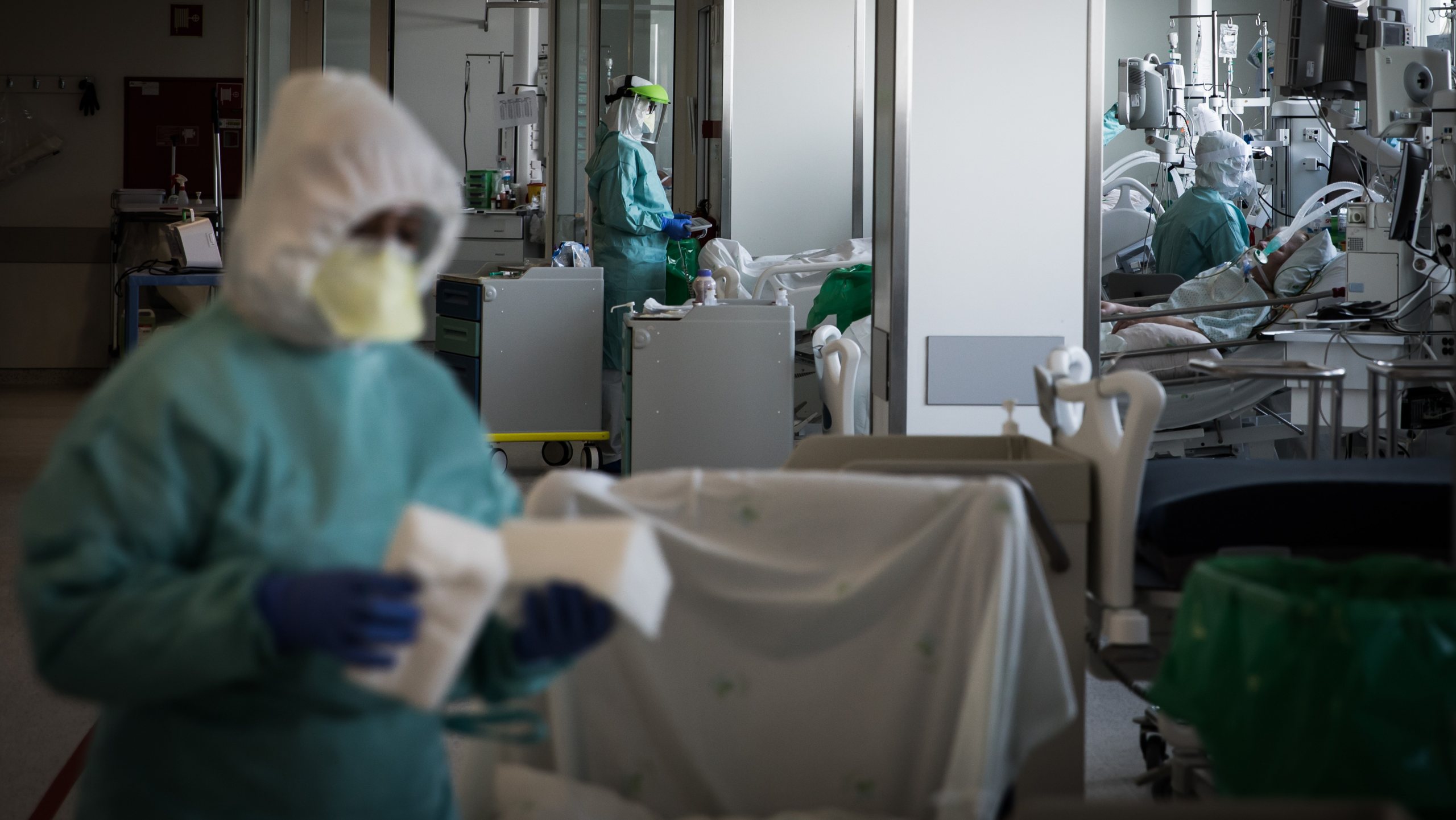 Os Administradores Hospitalares alertam para o aumento de casos de Covid-19 entre profissionais, mas garantem que até ao momento nenhum serviço teve de ser encerrado