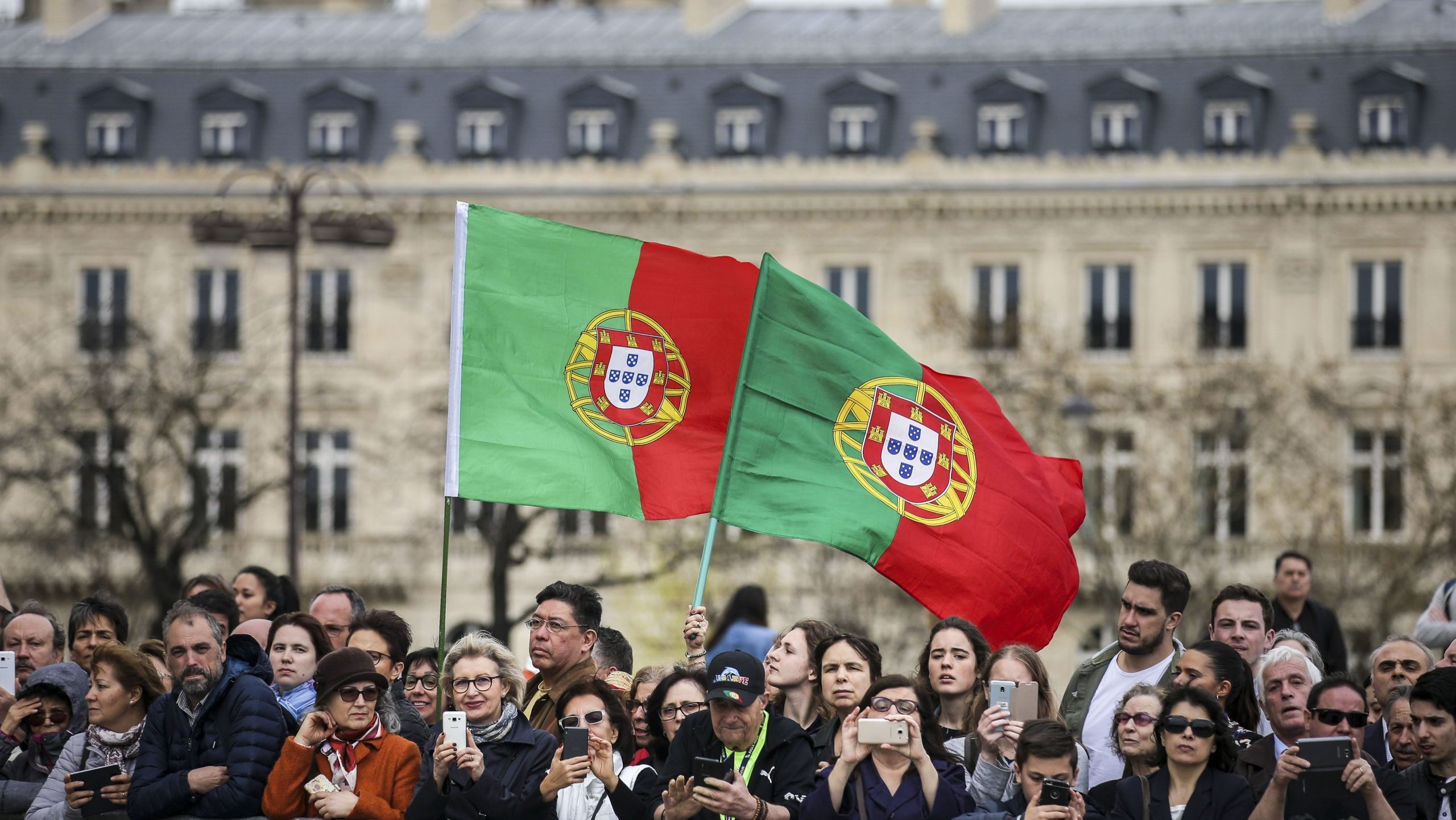 Emigrantes portugueses assistem à Cerimónia Militar de Homenagem ao Soldado Desconhecido Francês no âmbito das Comemorações do Centenário da Batalha de La Lys, no Arco do Triunfo em Paris, França, 8 de abril de 2018. MÁRIO CRUZ/LUSA