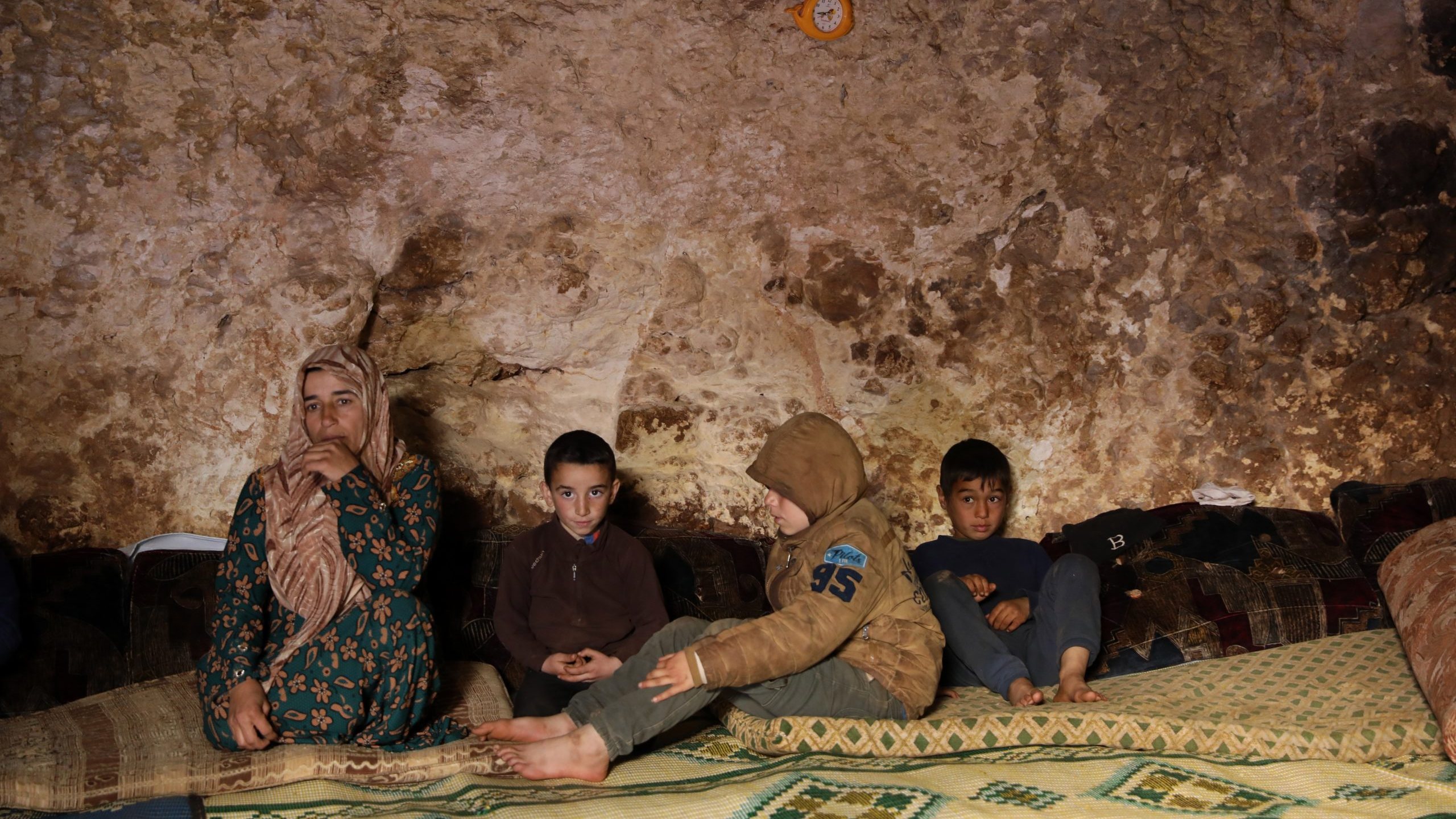 Famílias deslocadas vivem em abrigos subterrâneos em Idlib