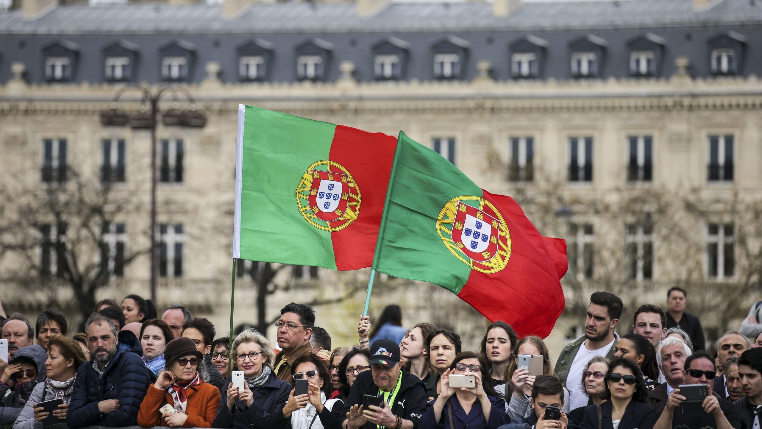 Emigrantes portugueses assistem à Cerimónia Militar de Homenagem ao Soldado Desconhecido Francês no âmbito das Comemorações do Centenário da Batalha de La Lys, no Arco do Triunfo em Paris, França, 8 de abril de 2018. MÁRIO CRUZ/LUSA