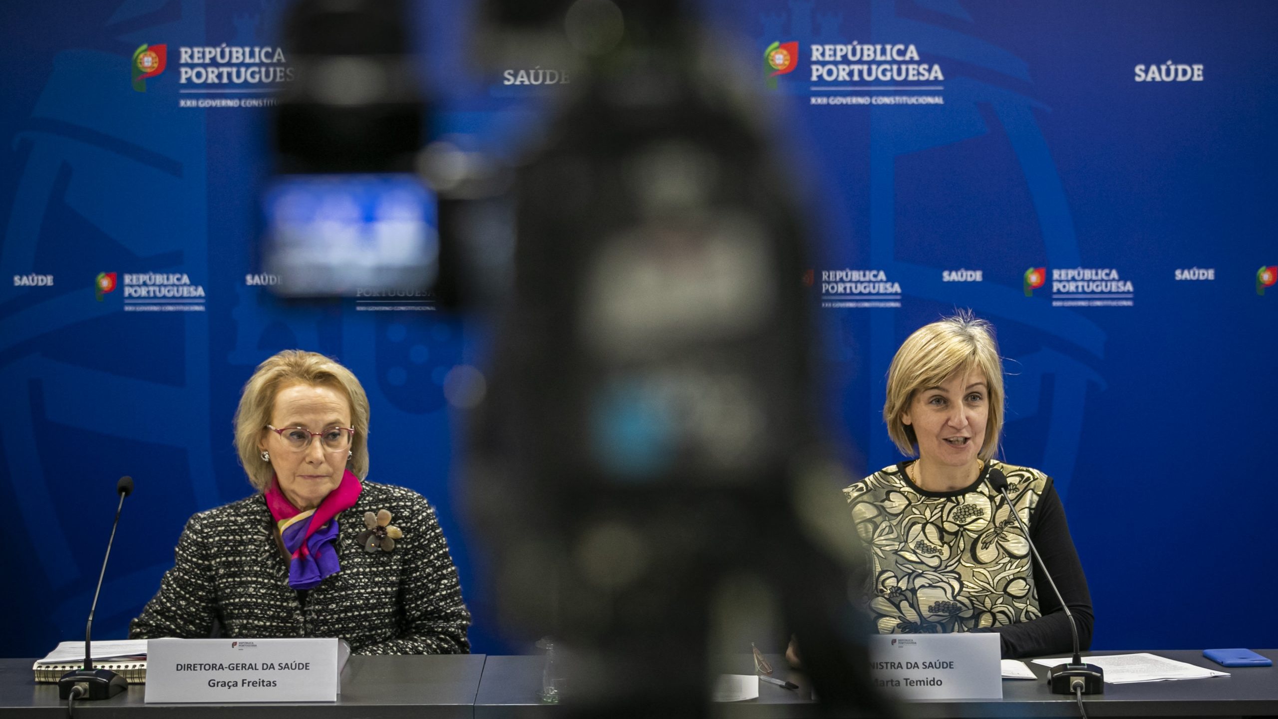 A diretora-geral da Saúde, Graça Freitas, ao lado da ministra da Saúde, Marta Temido, numa conferência de imprensa em março de 2020