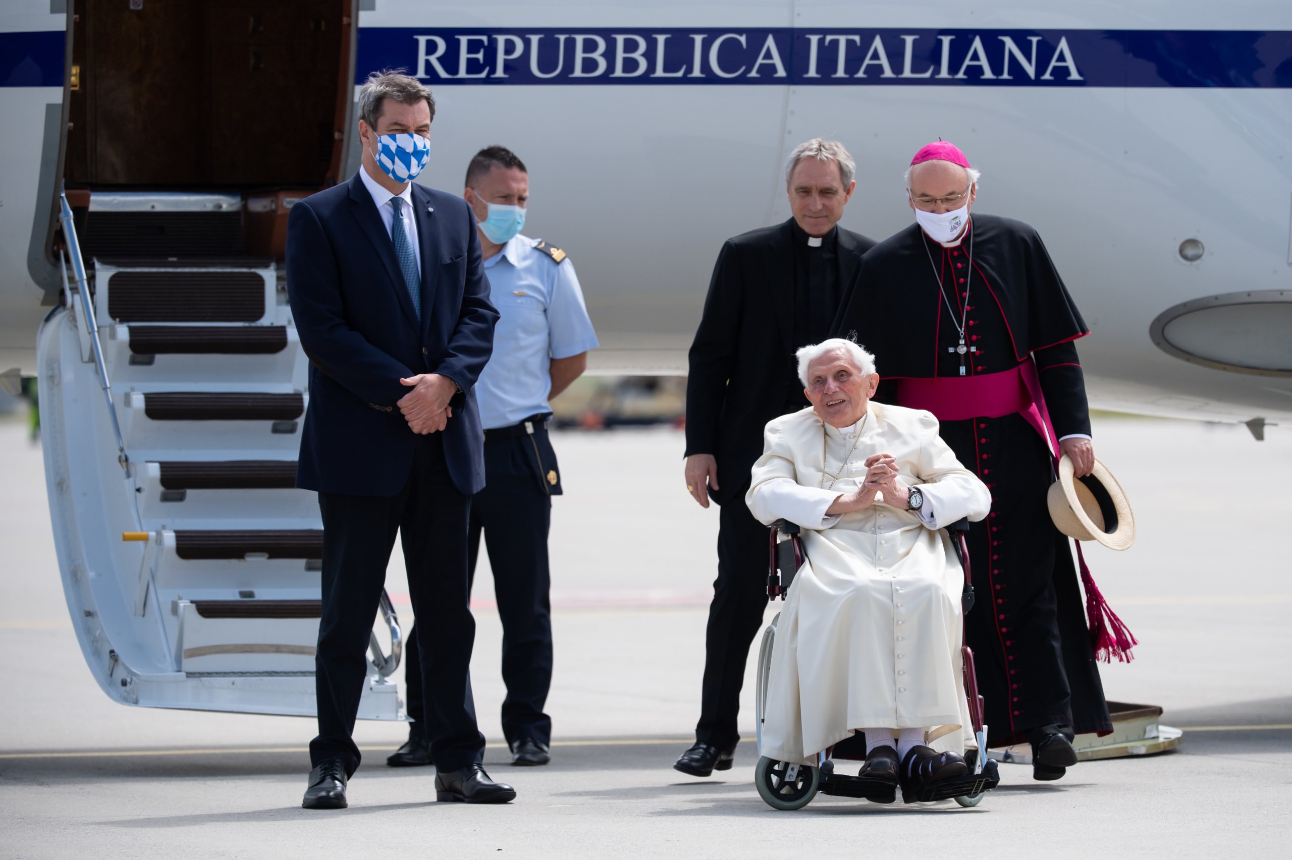 Pope Benedict travels back to the Vatican