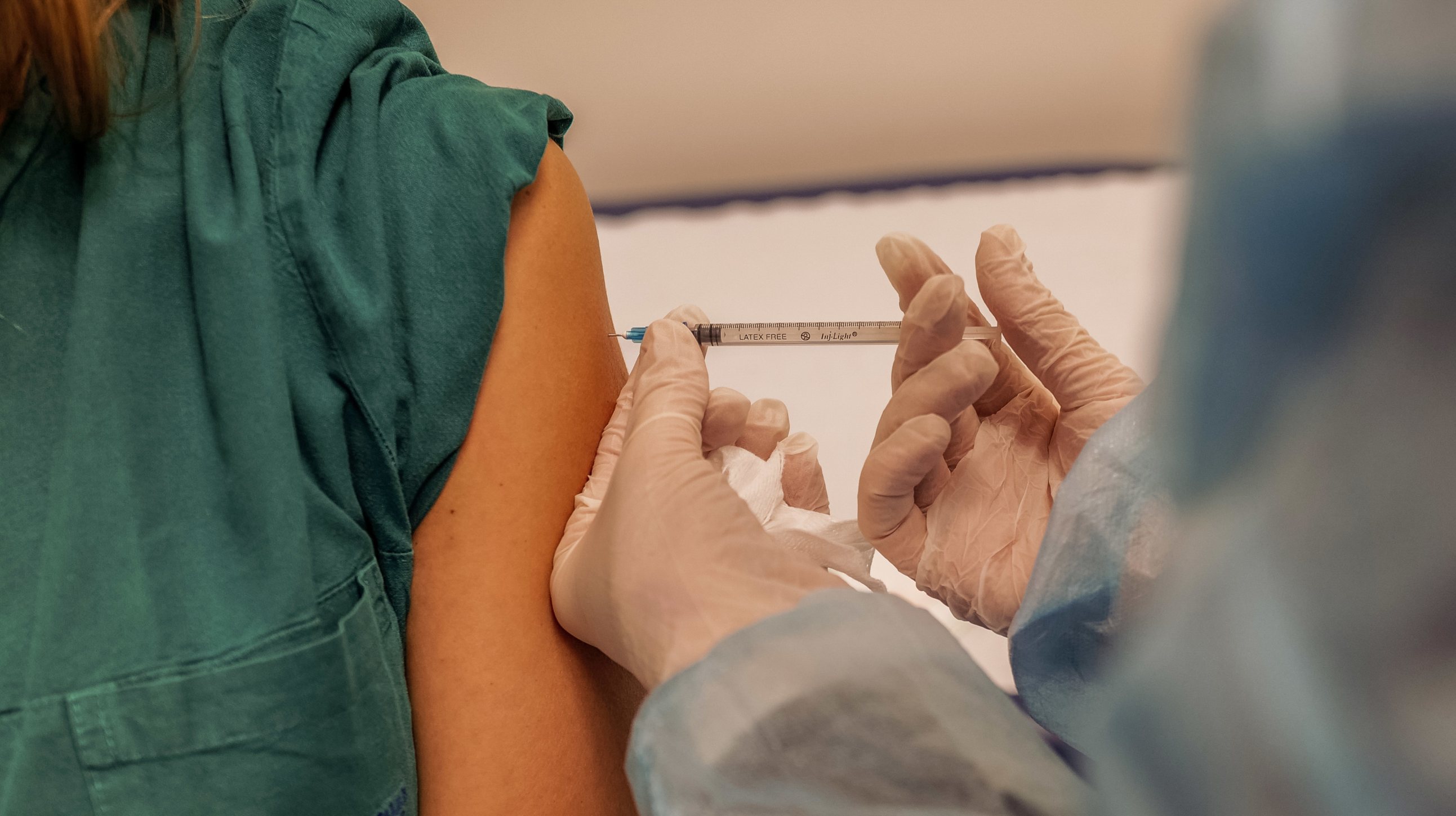 Portugal&#039;s Healthcare Workers Receive Covid-19 Vaccines