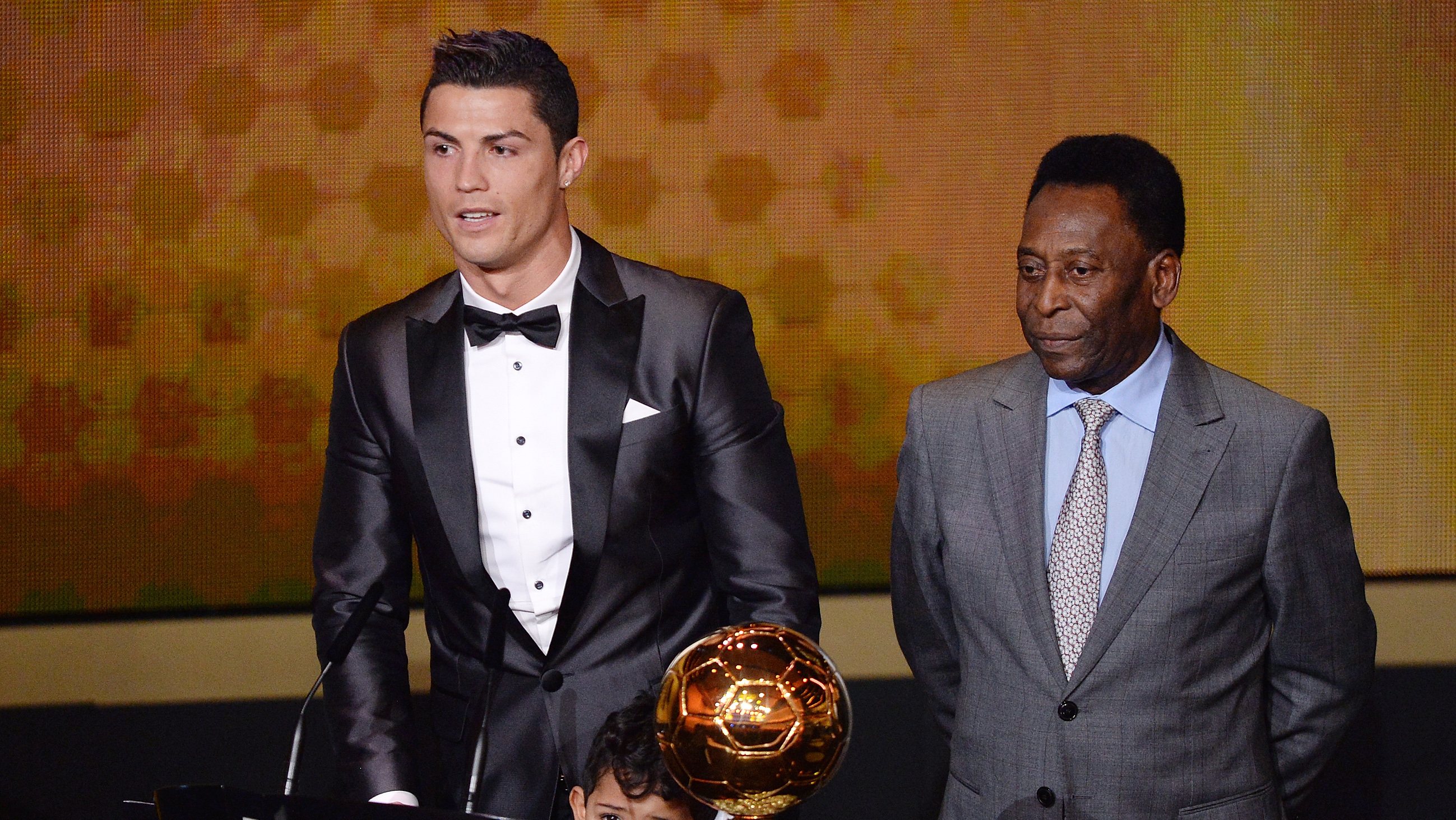 Ronaldo e Pelé, aqui numa entrega da Bola de Ouro: português assumiu liderança dos melhores marcadores de sempre e brasileiro &quot;entregou&quot; a pasta (nos jogos oficiais)