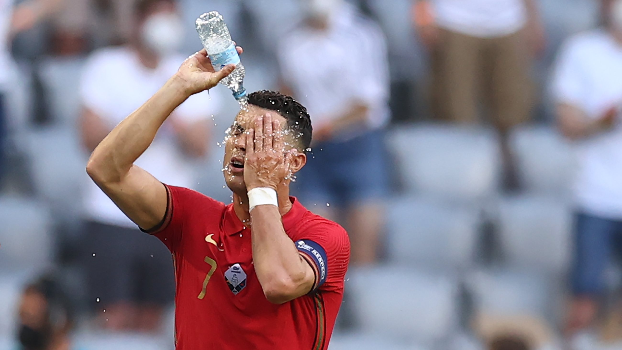 Ronaldo tentou refrescar a equipa mas viagem a Munique acabou por ser um balde de água fria para as aspirações nacionais