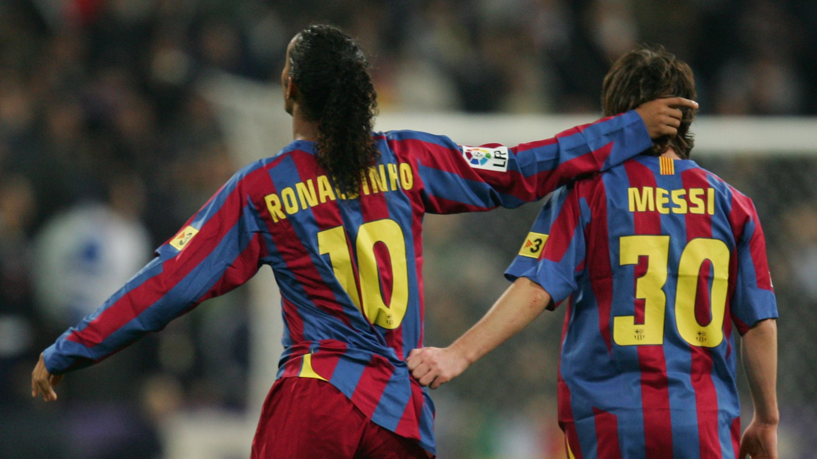 Quando Messi se estreou pelo Barcelona, em 2004, o número 10 pertencia a Ronaldinho