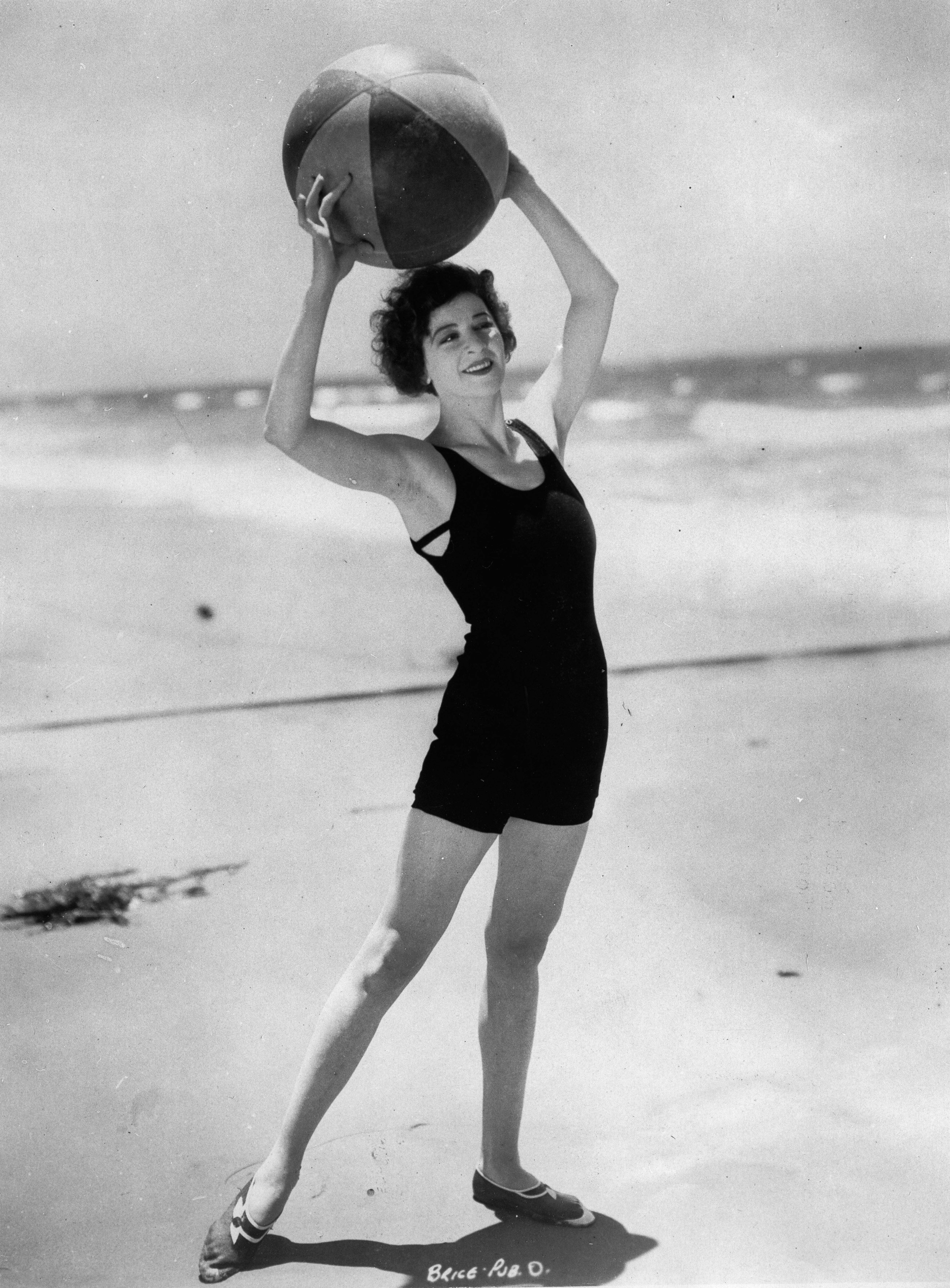 Fanny Brice. US-american comedian/ singer/ theatre and film actress. On a beach in California. About 1925. Photograph. (Photo by Imagno/Getty Images) Fanny Brice. US-amerikanische Komikerin/ Entertainerin/ Sängerin, Theater- und Filmschauspielerin. An ein