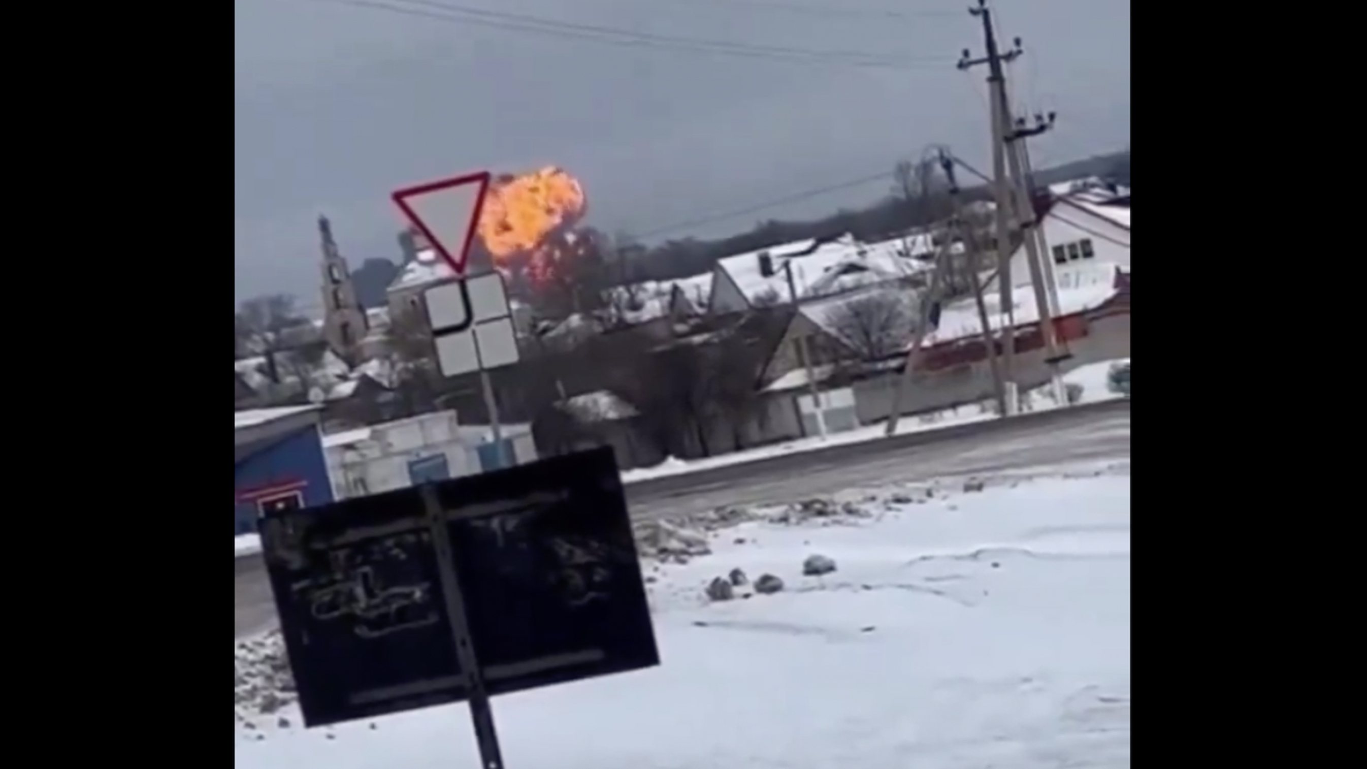 Imagem retirada de um vídeo mostra que o avião explodiu perto de zona habitada