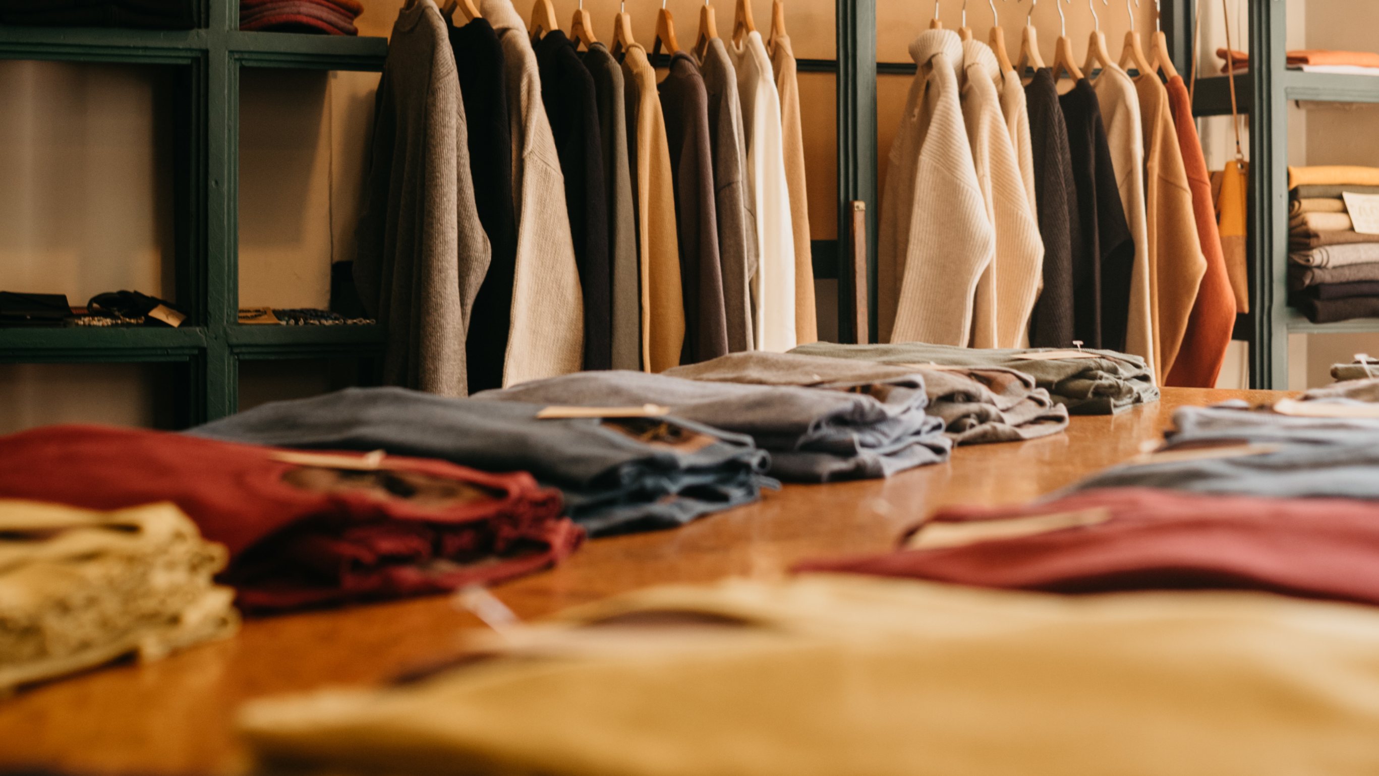 A Associação Têxtil e Vestuário de Portugal explicou a evolução, evocando a &quot;quebra sentida no vestuário em malha e nos têxteis-lar e outros têxteis confecionados&quot;