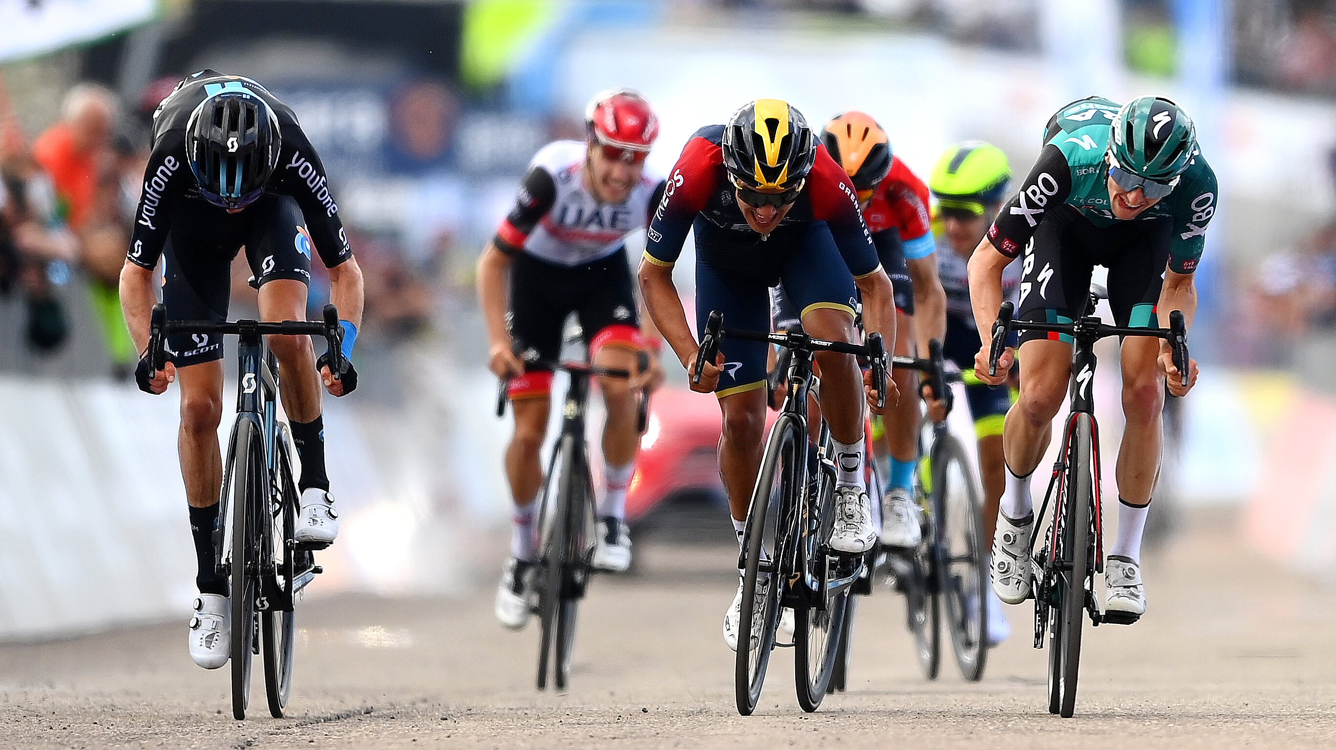 Carapaz, Bardet e Landa foram atacando, Hindley e Almeida resistiram sempre e foi o australiano a ganhar ao sprint a nona etapa do Giro