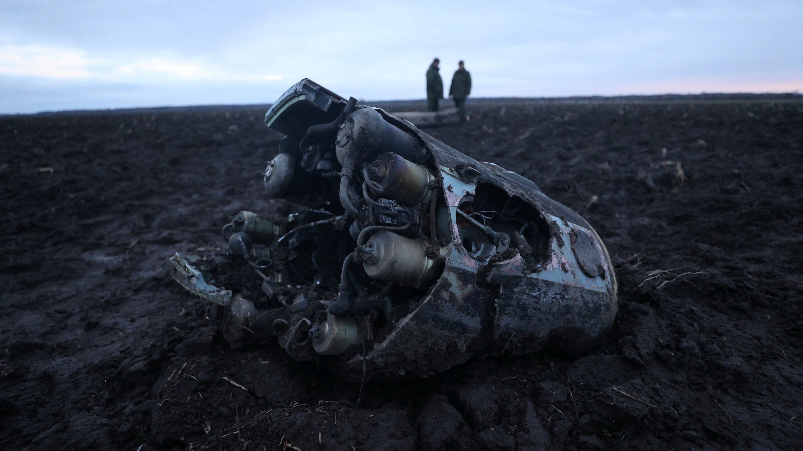 Peritos junto dos destroços do míssil que caiu em terreno bielorrusso