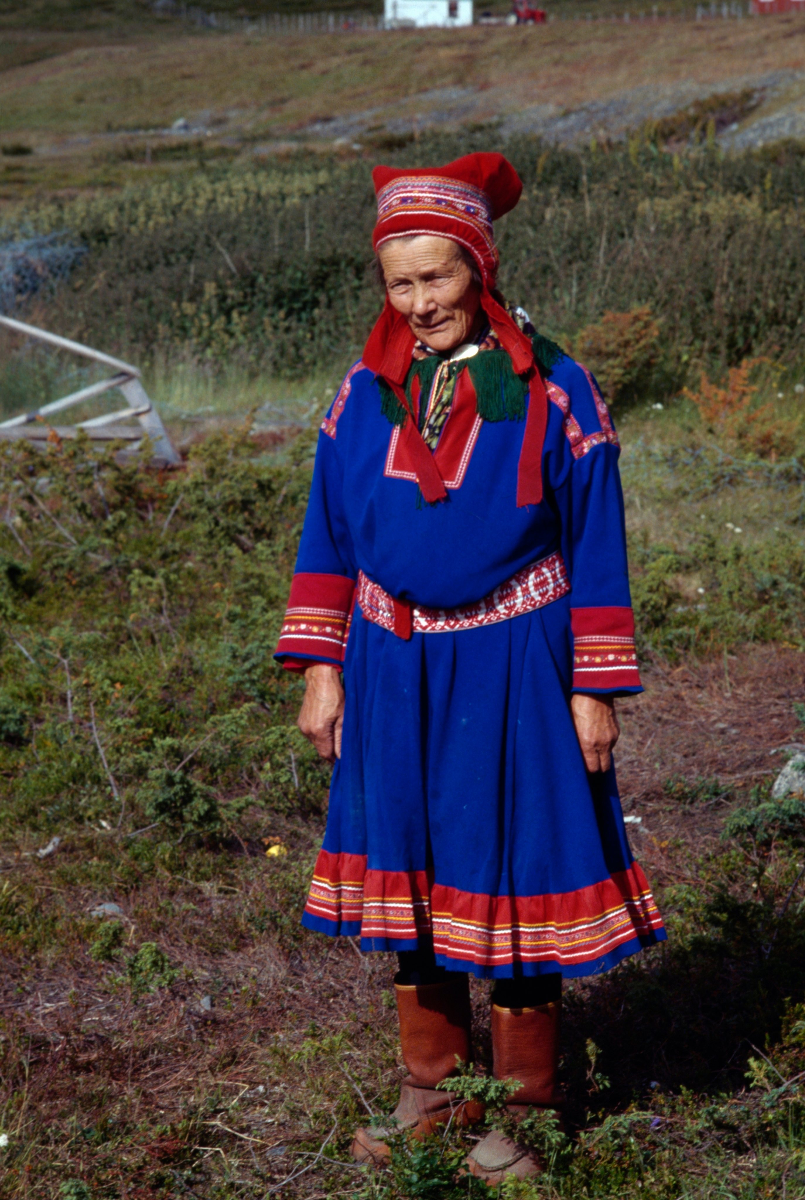 Uma mulher descendente do povo Sámi na Noruega