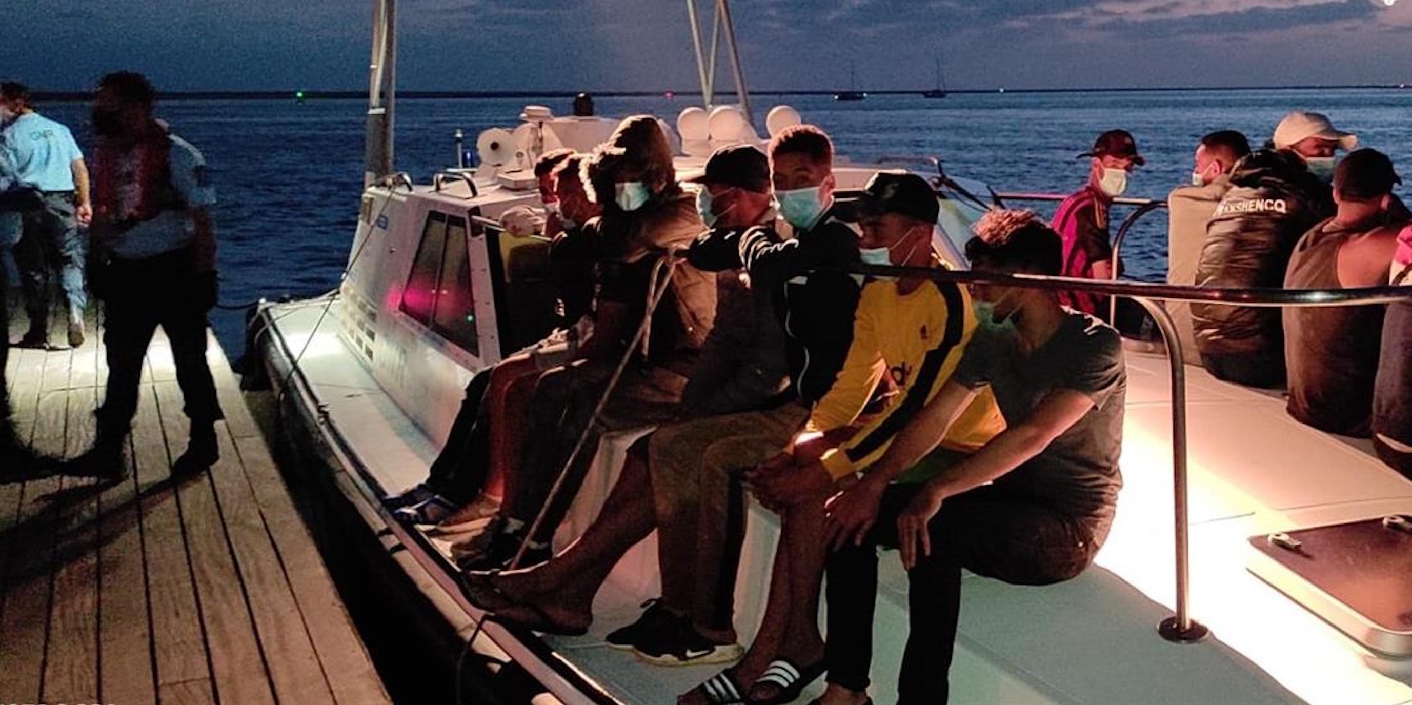 Grupo de 21 migrantes intercetado pela GNR na praia da Ilha do Farol, em Faro, a 21 de julho do ano passado e que acabou na Prisão do Linhó por falta de espaço