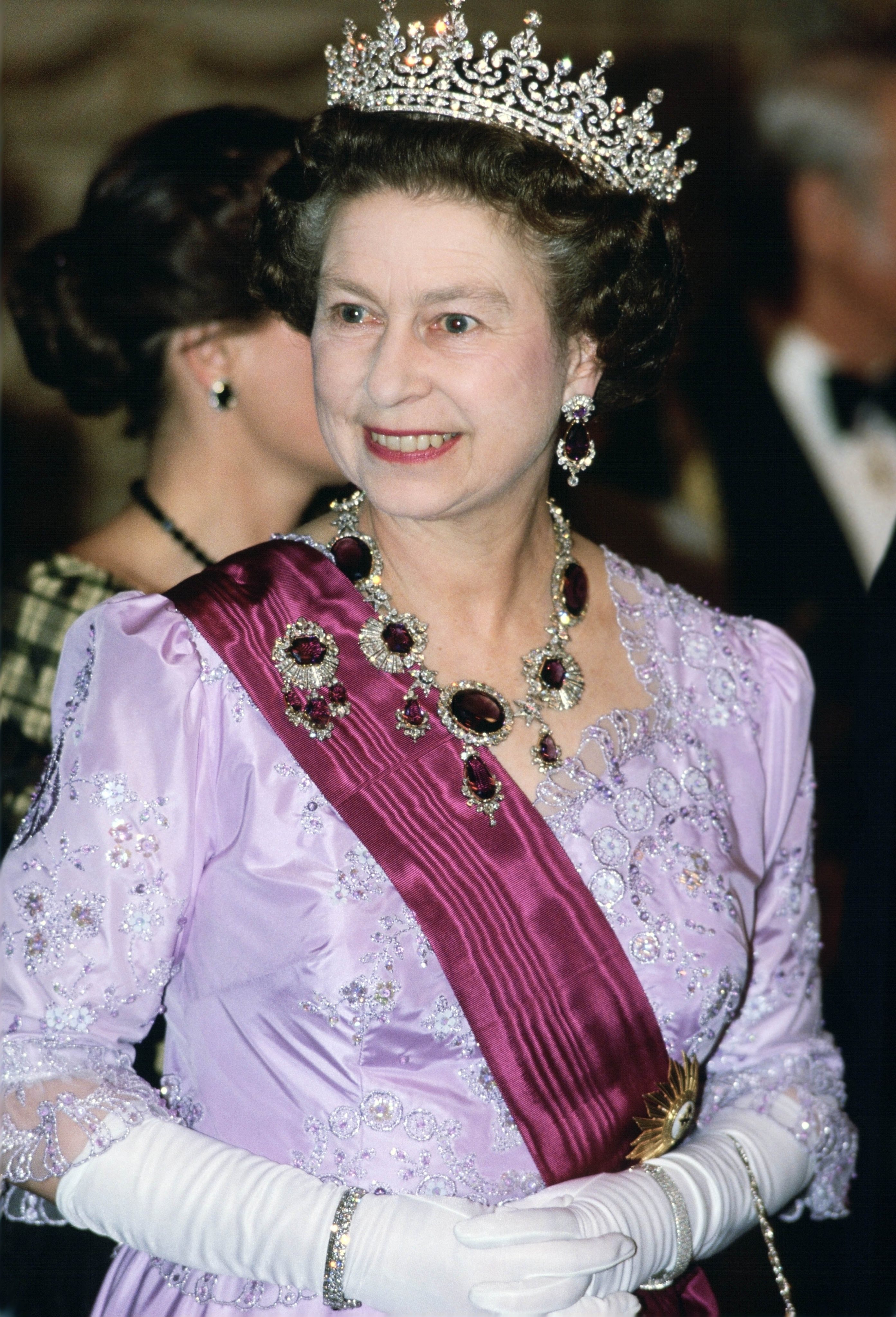 Queen Elizabeth II in Portugal wears a necklace and brooch o