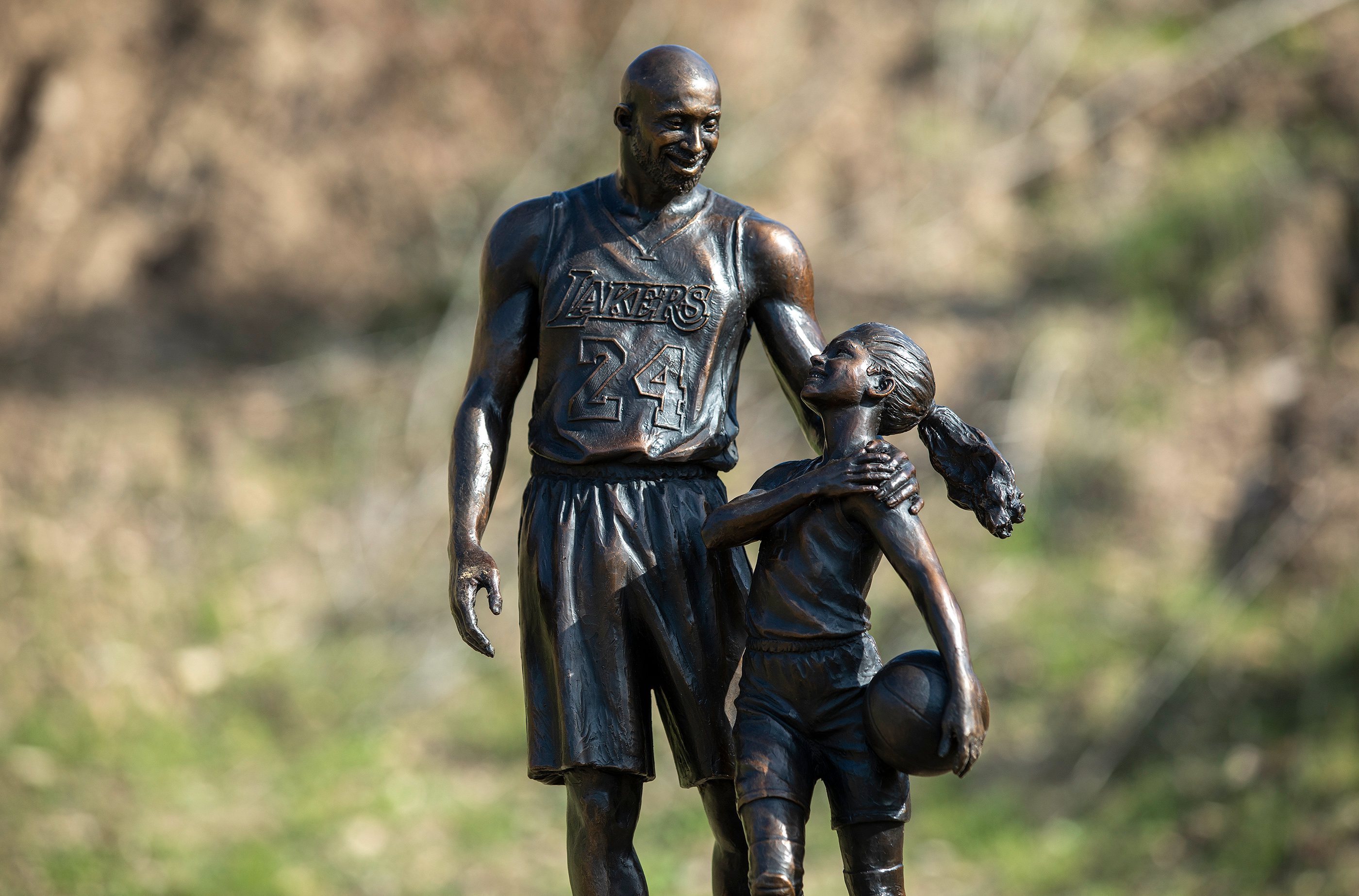 Estátua de Kobe Bryant e da sua filha, Gianna Bryant, que morreram um acidente de helicóptero a 26 de janeiro de 2020