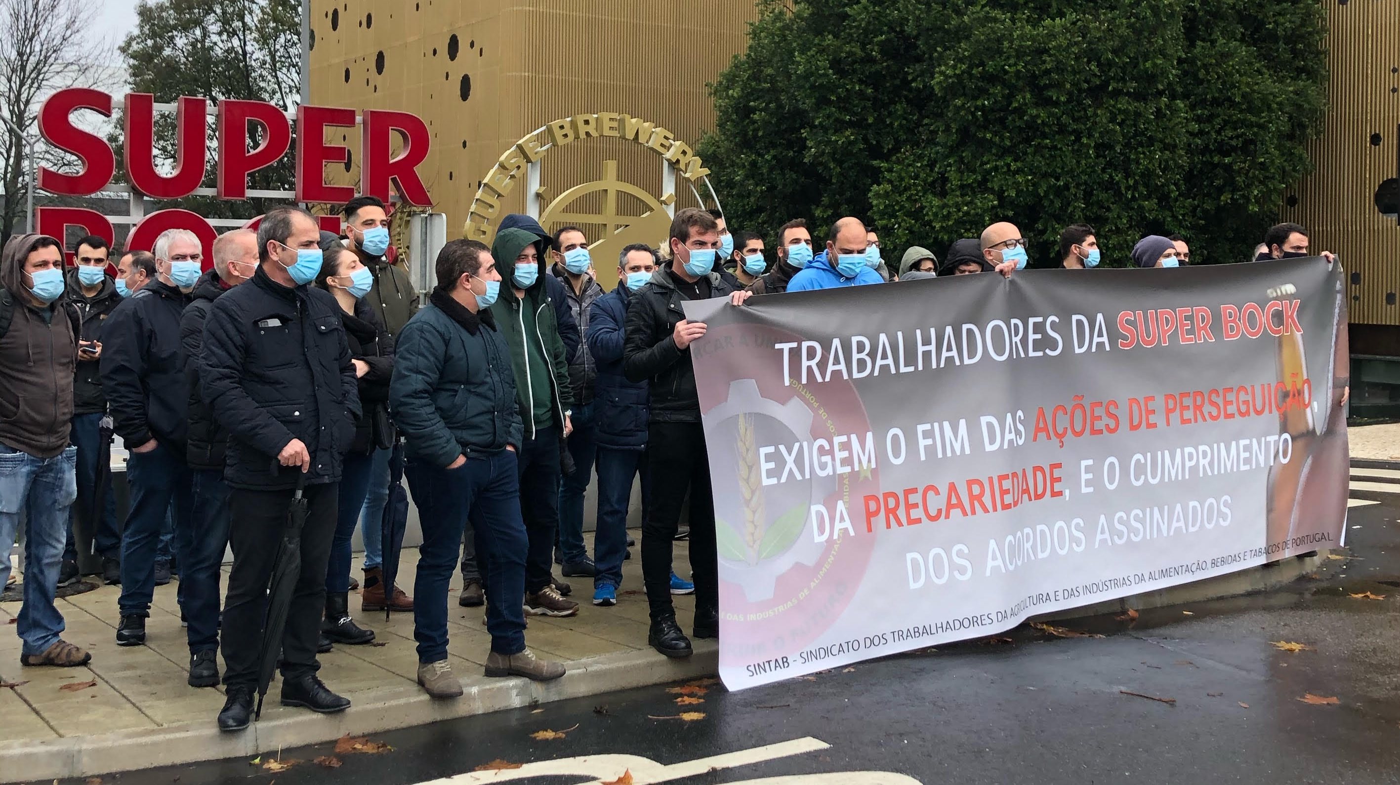 Algumas dezenas de trabalhadores protestaram hoje à porta da fábrica da Super Bock, em Leça do Balio, Matosinhos