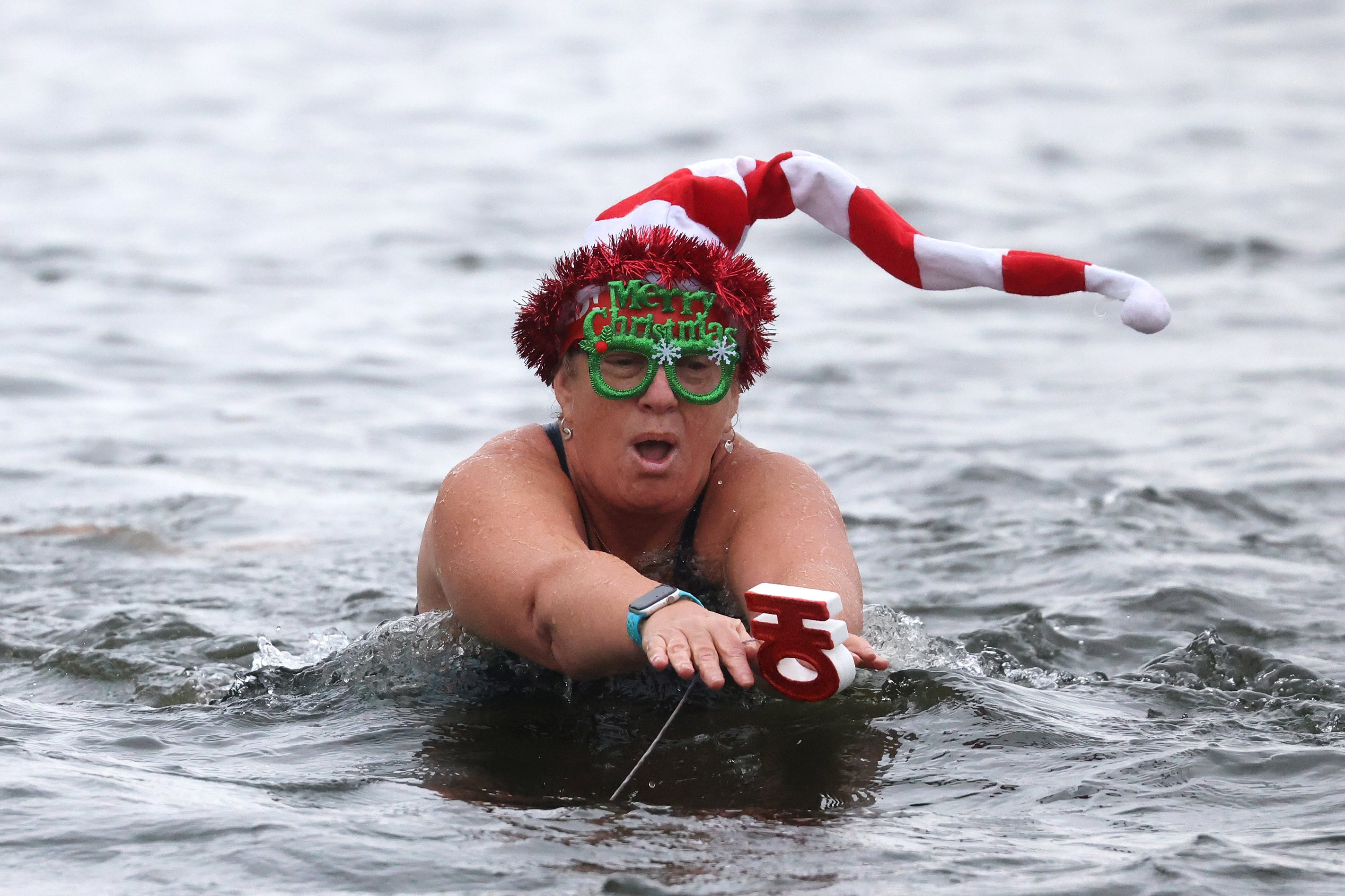Serpentine Swimming Club Holds Christmas Day Race