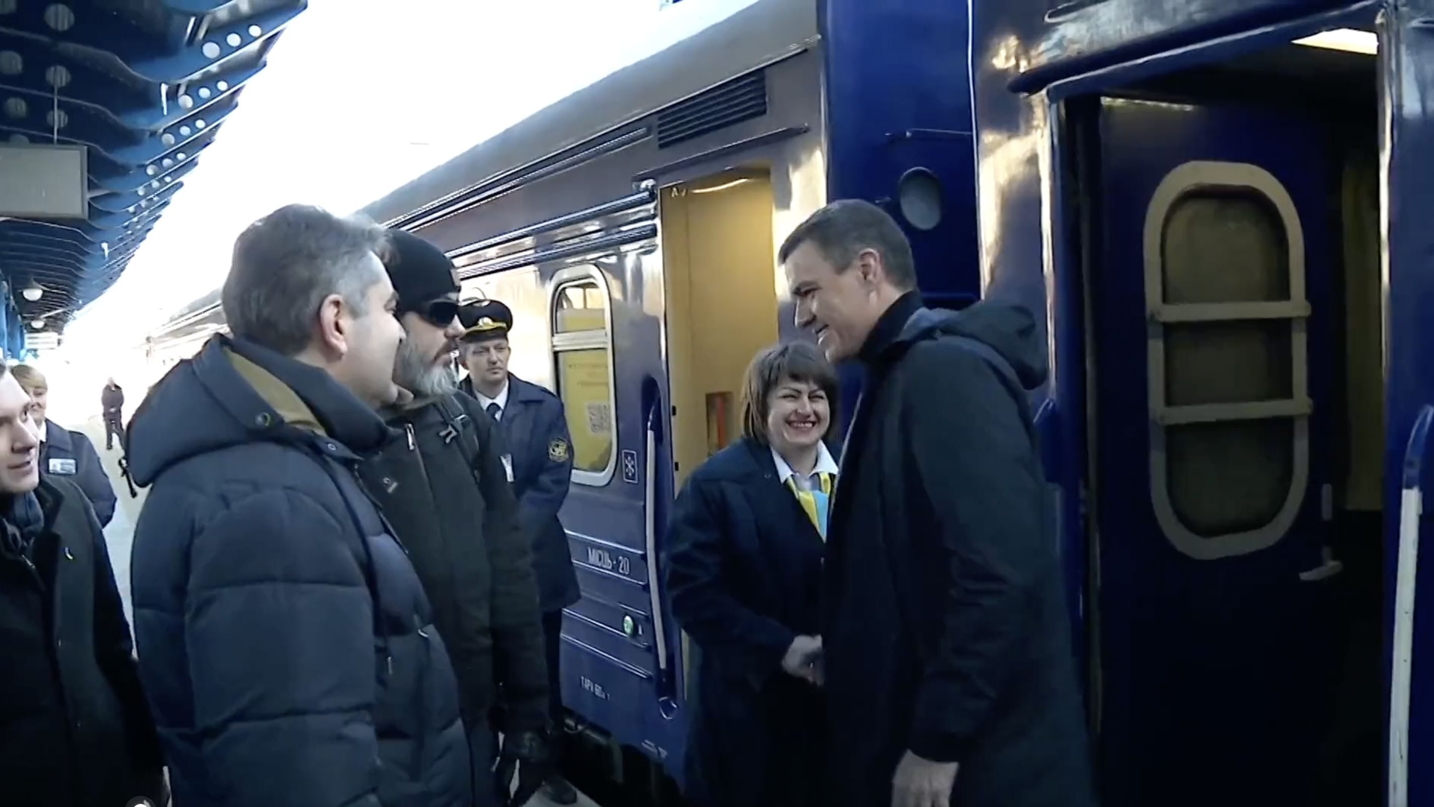Pedro Sánchez chegou a Kiev de comboio, vindo da Polónia, visitou Bucha e Irpin, antes da reunião com o Presidente da Ucrânia, Volodymyr Zelensky