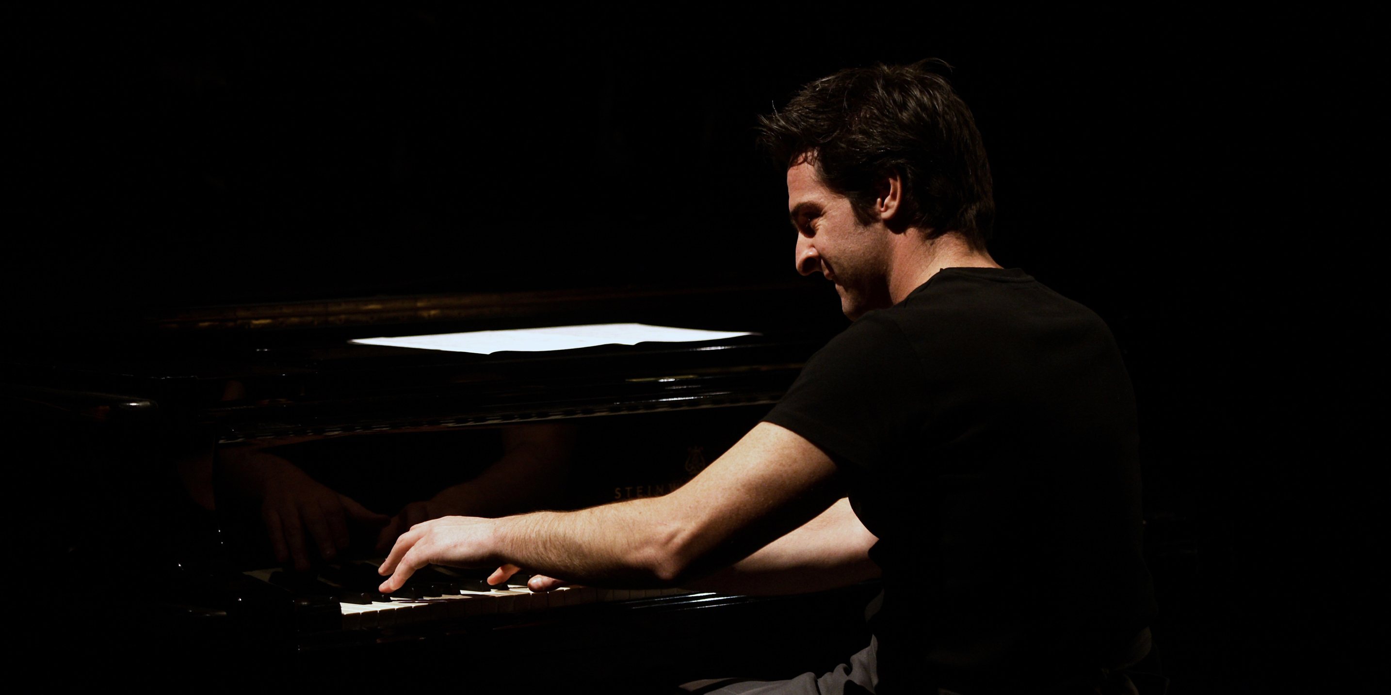 Bernardo Sassetti em palco, ao piano, no final de 2006, poucos meses antes do concerto na Culturgest agora lançado em disco