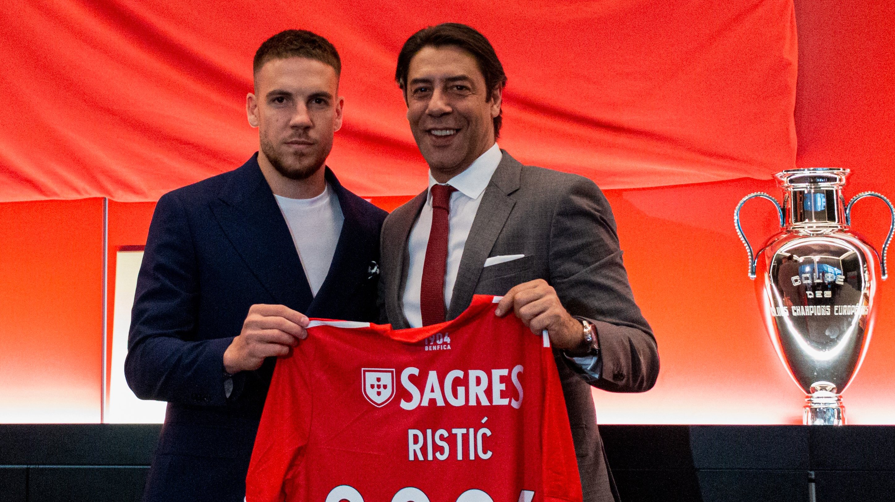 Ristic esteve na Luz, assinou contrato e vai agora juntar-se à seleção da Sérvia para os compromissos na Liga das Nações